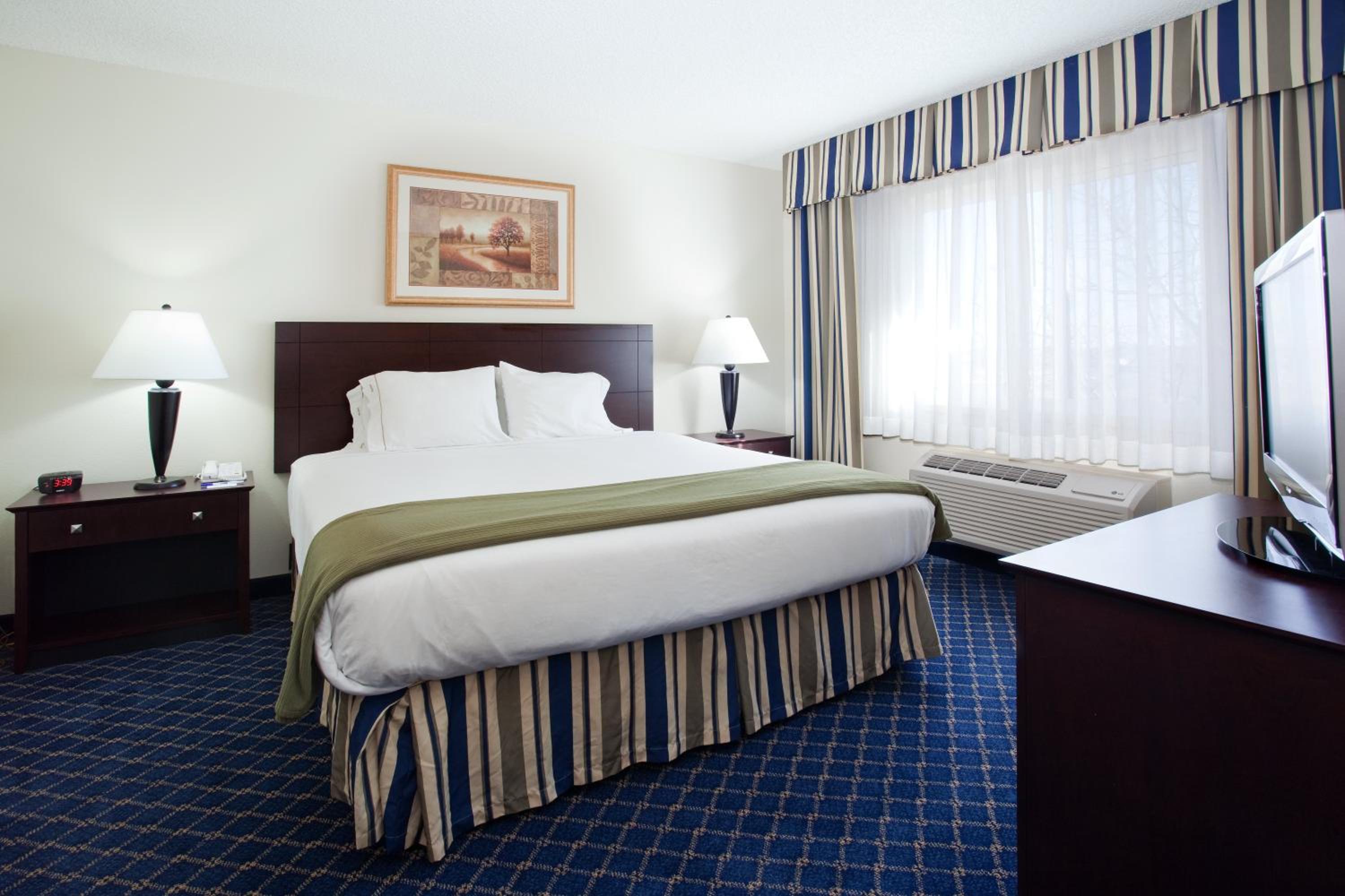 Standard King Room with Roll-In Shower - Communications Access