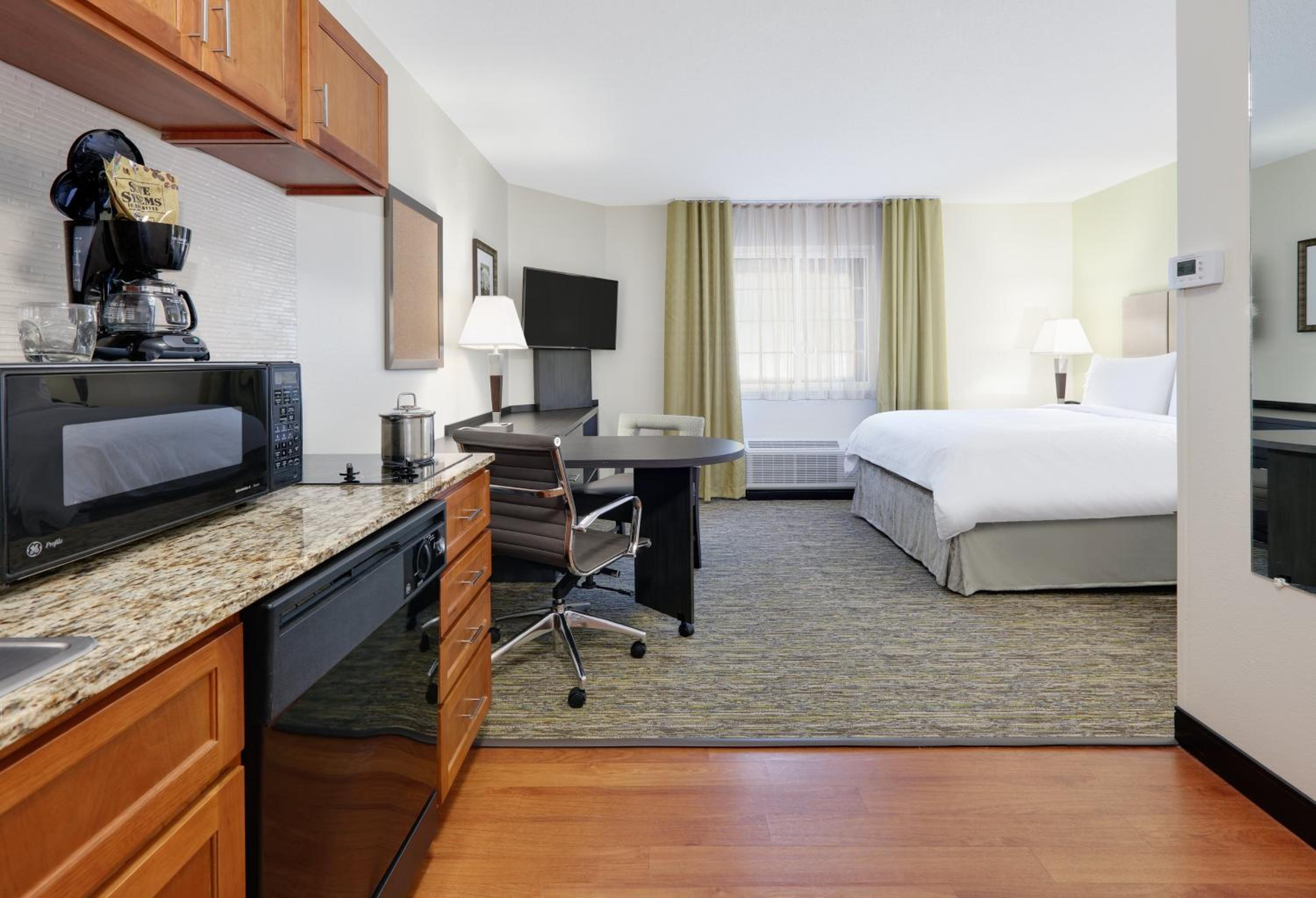 Queen Studio Suite - Photo 3