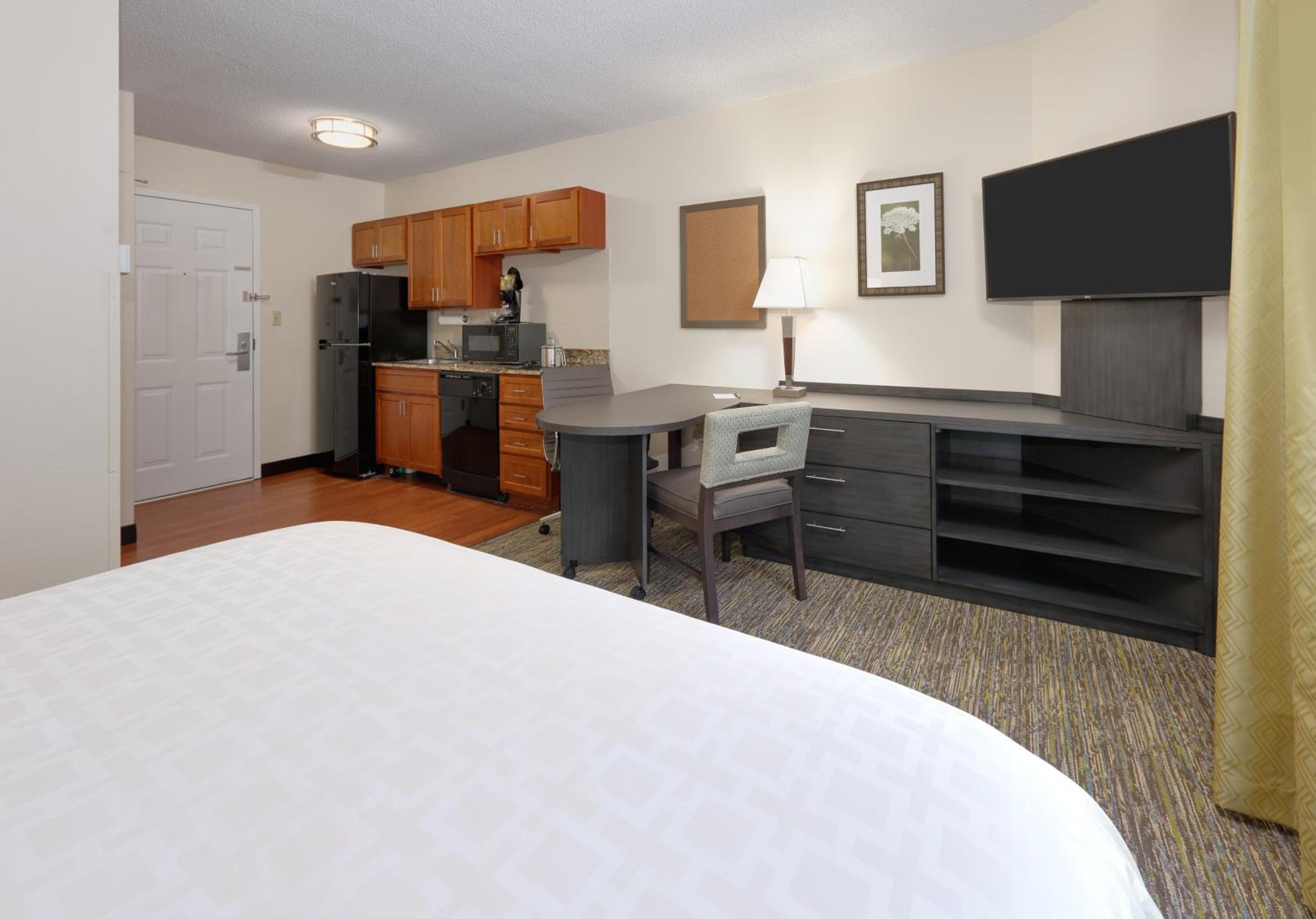 Queen Studio Suite - Photo 1