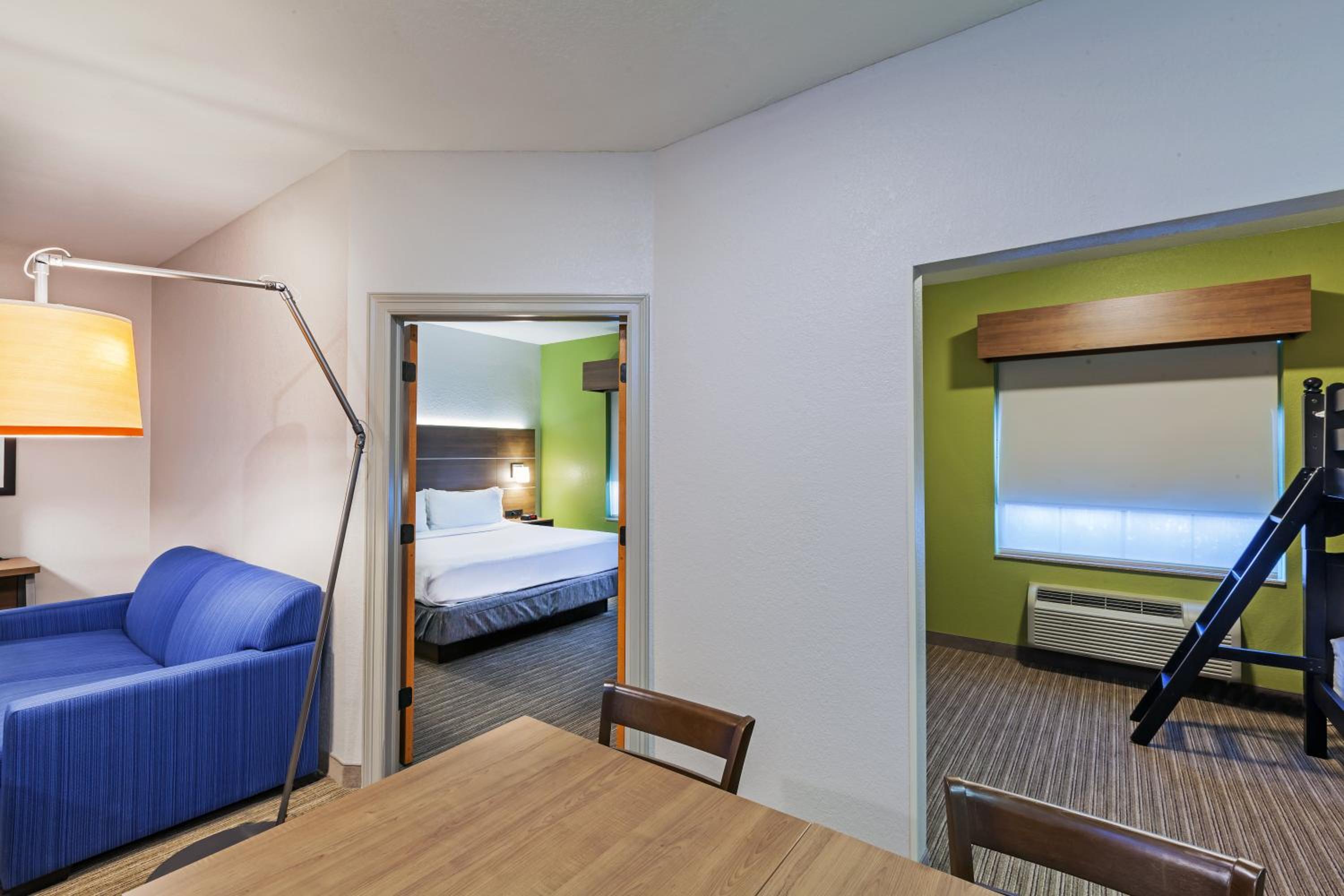 One-Bedroom Suite - Photo 3