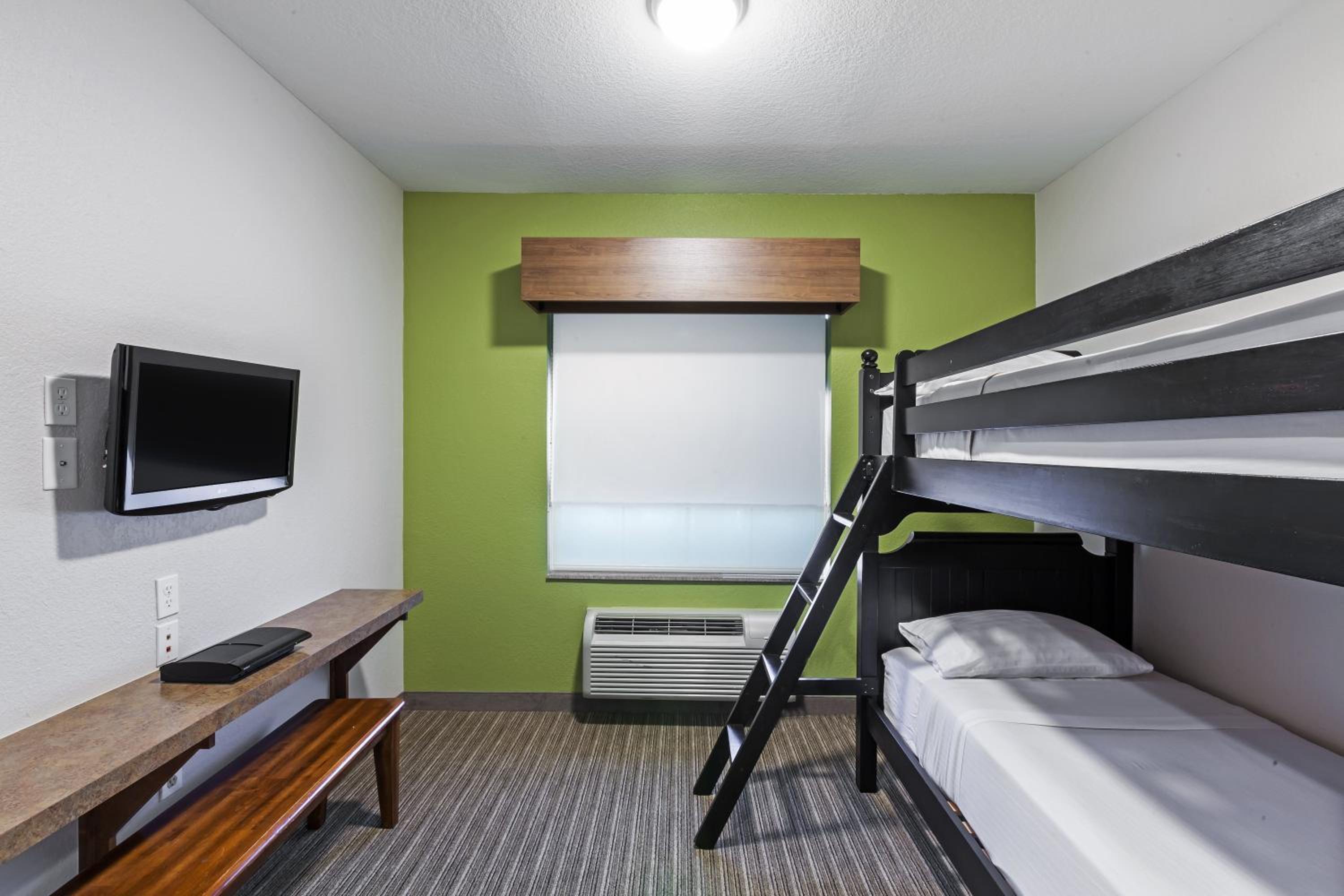 One-Bedroom Suite - Photo 4