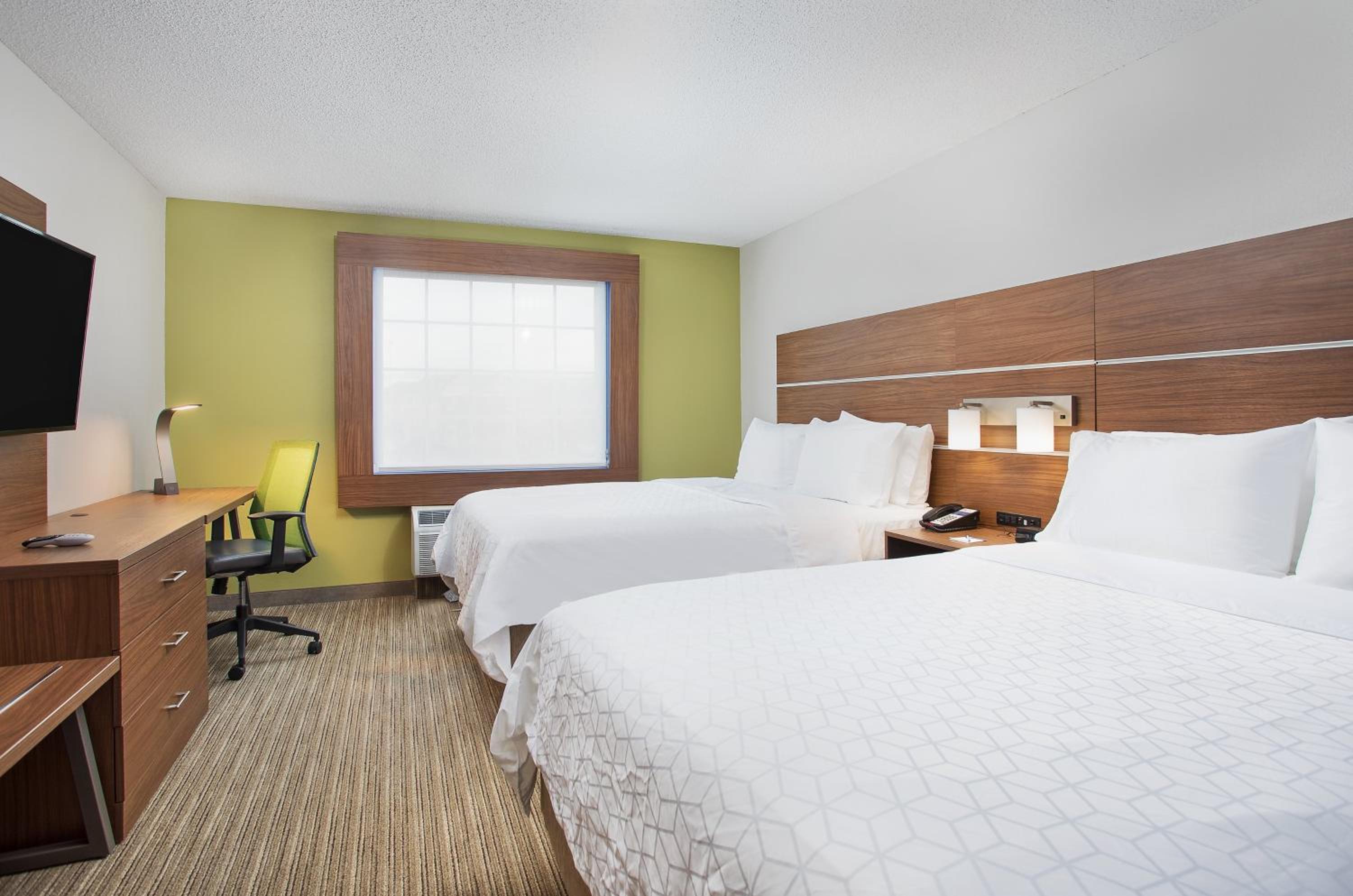 Standard Queen Room with Two Queen Beds - Photo 2