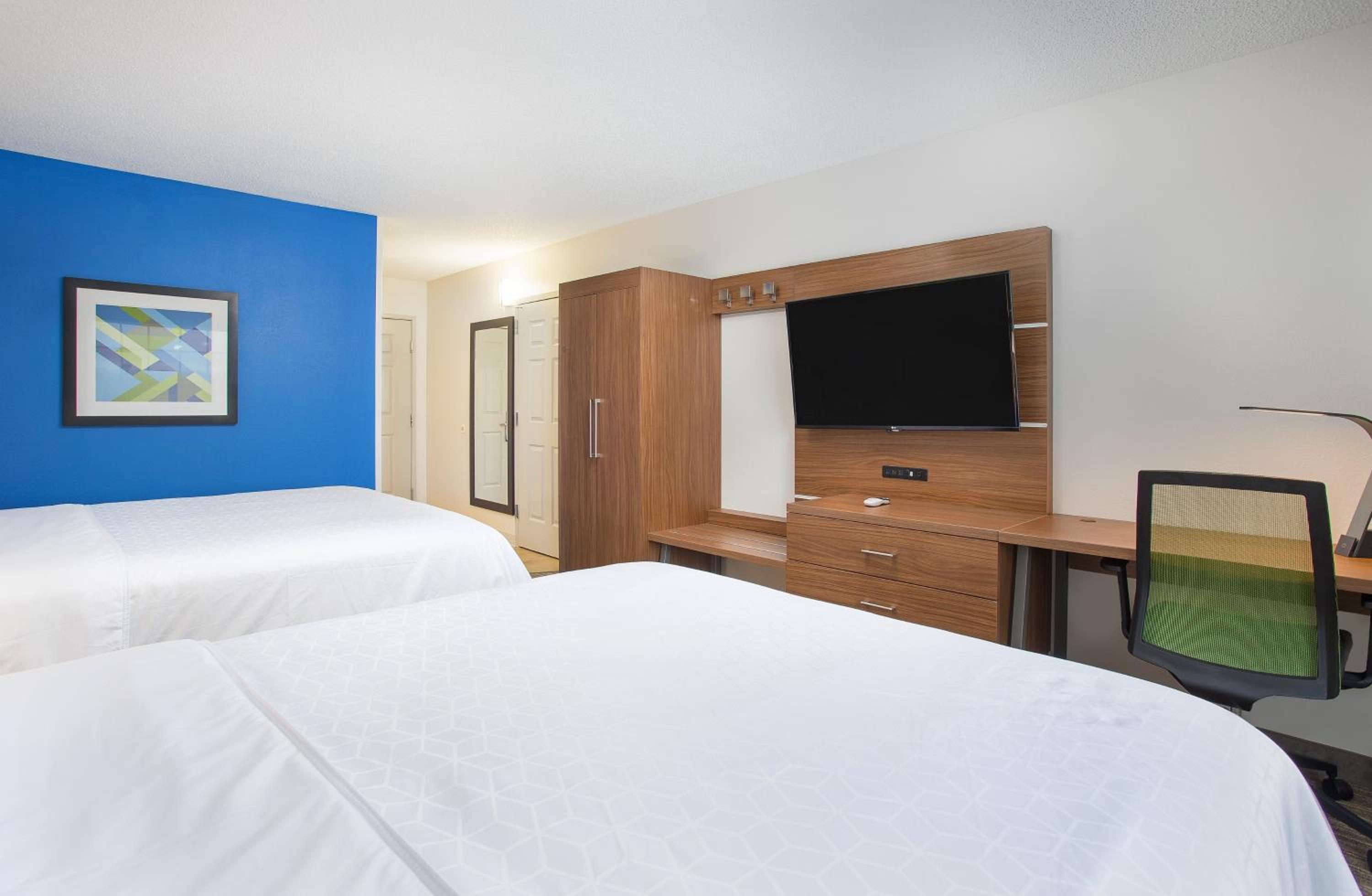 Standard Queen Room with Two Queen Beds - Photo 3