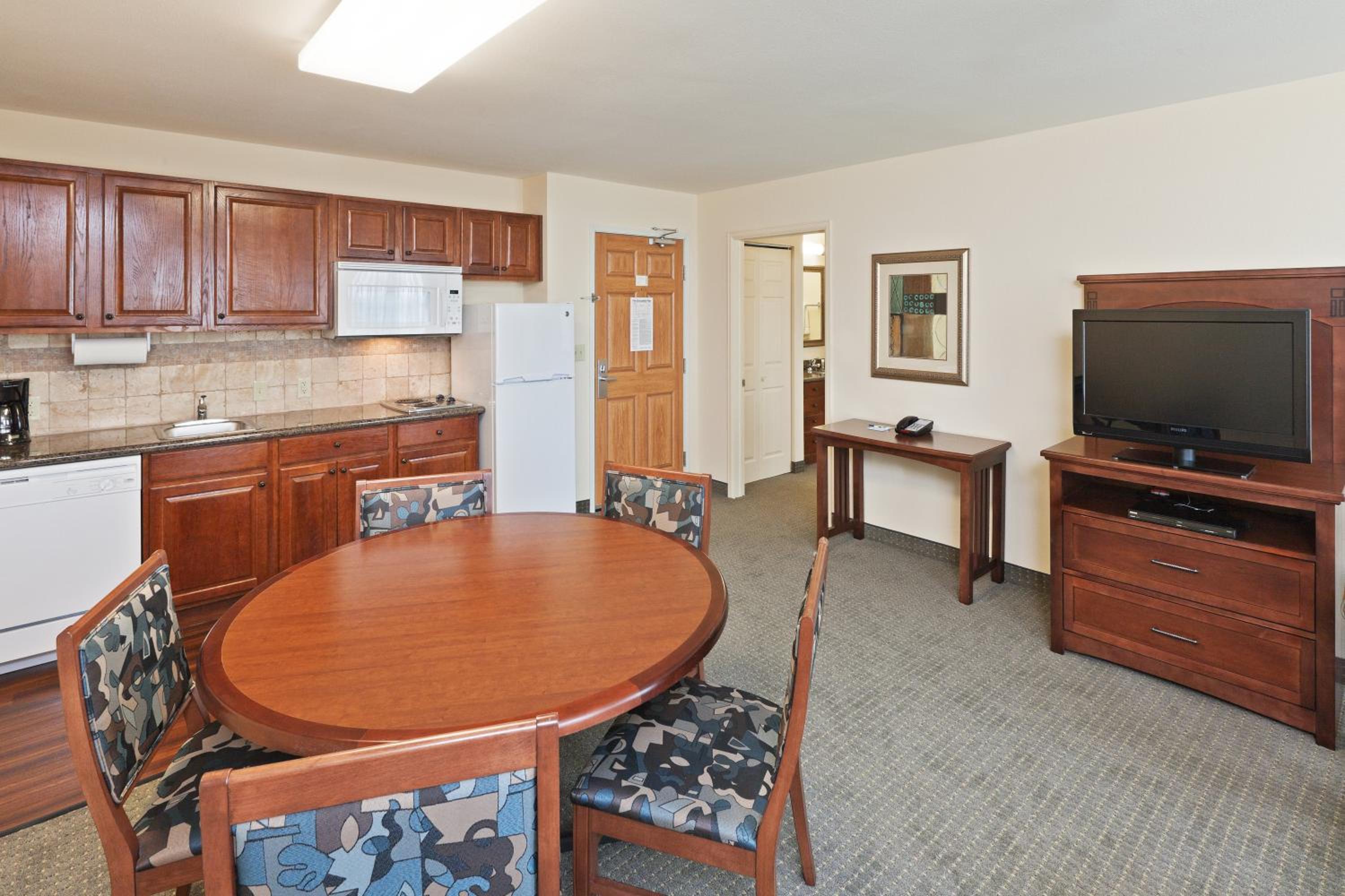 One-Bedroom Suite with One Queen Bed and Conference Table - Non-Smoking, photo 6