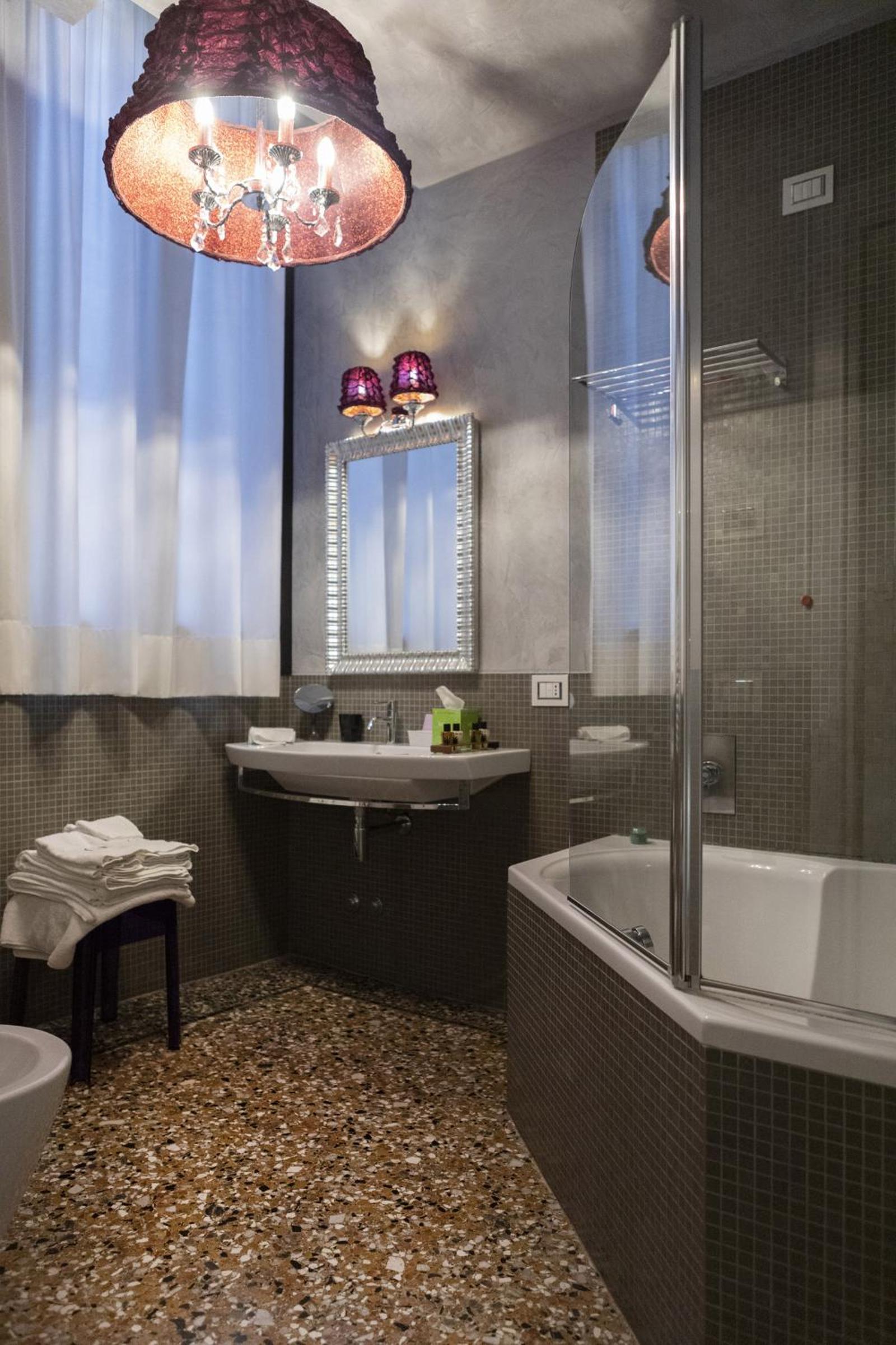 Luxury Double Room with Garden View thumbnail 5