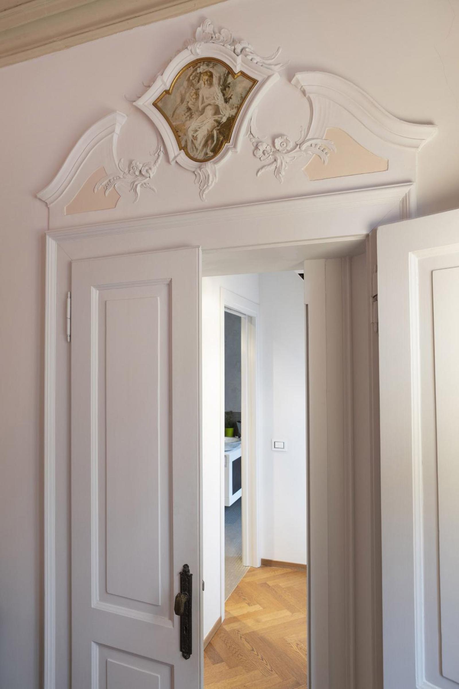 Junior Suite with Balcony Canal View thumbnail 5