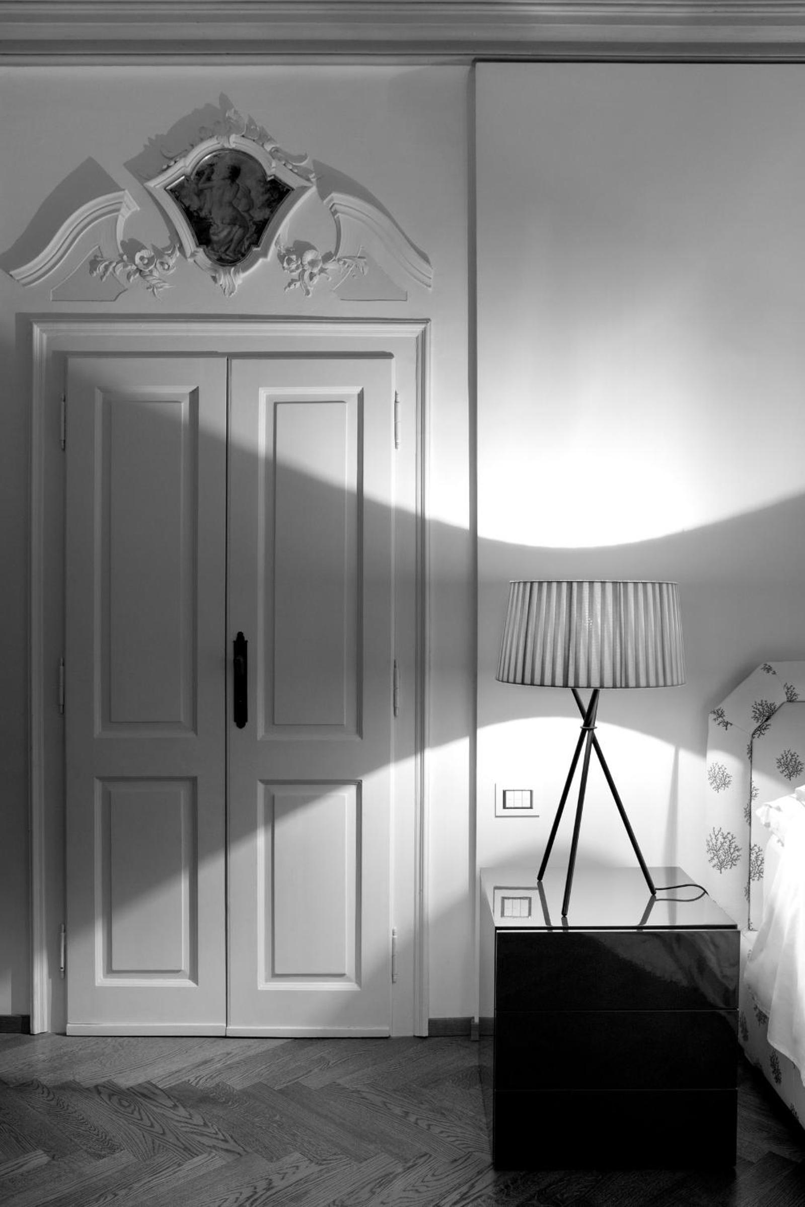 Junior Suite with Balcony Canal View thumbnail 5