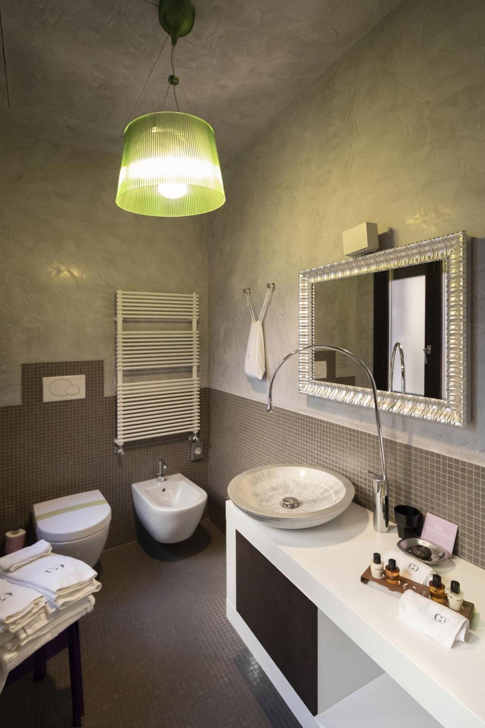 Junior Suite with Canal View thumbnail 6