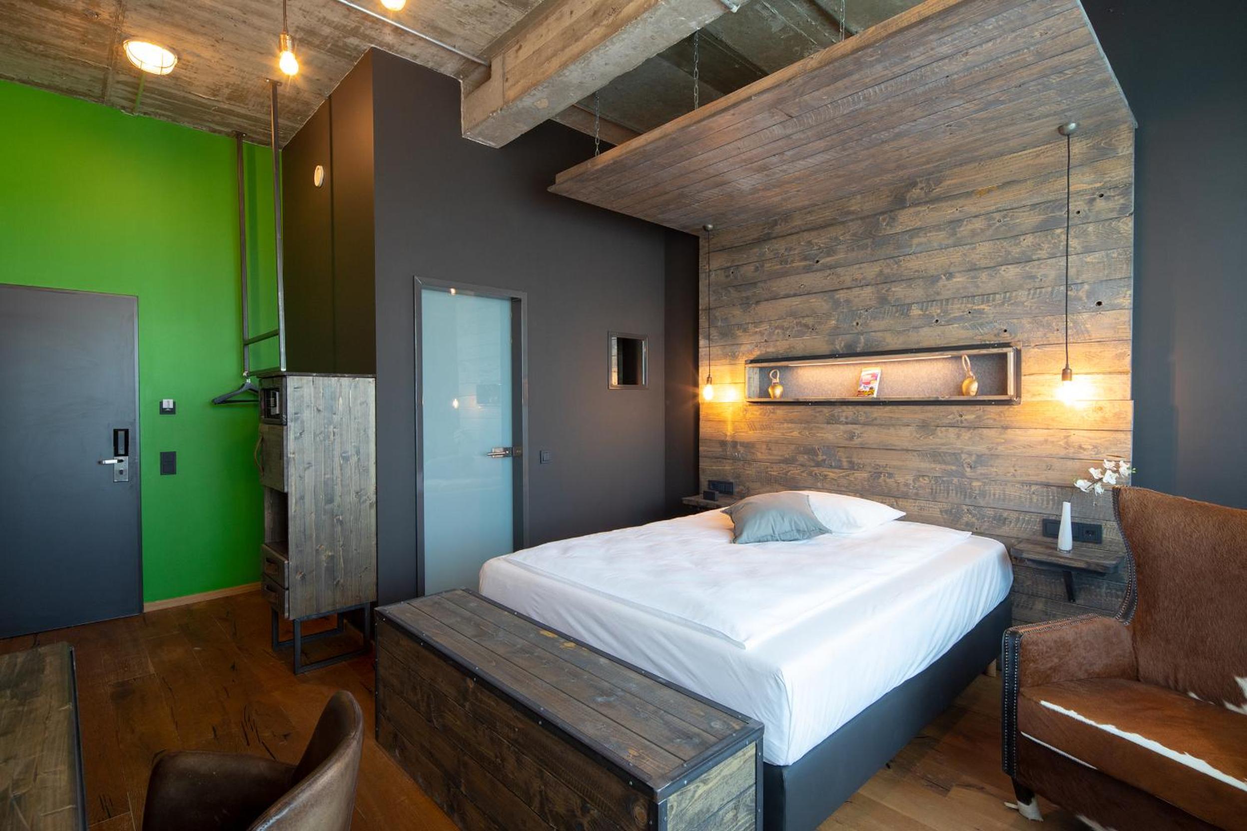 Business Queen Room with view - Photo 5