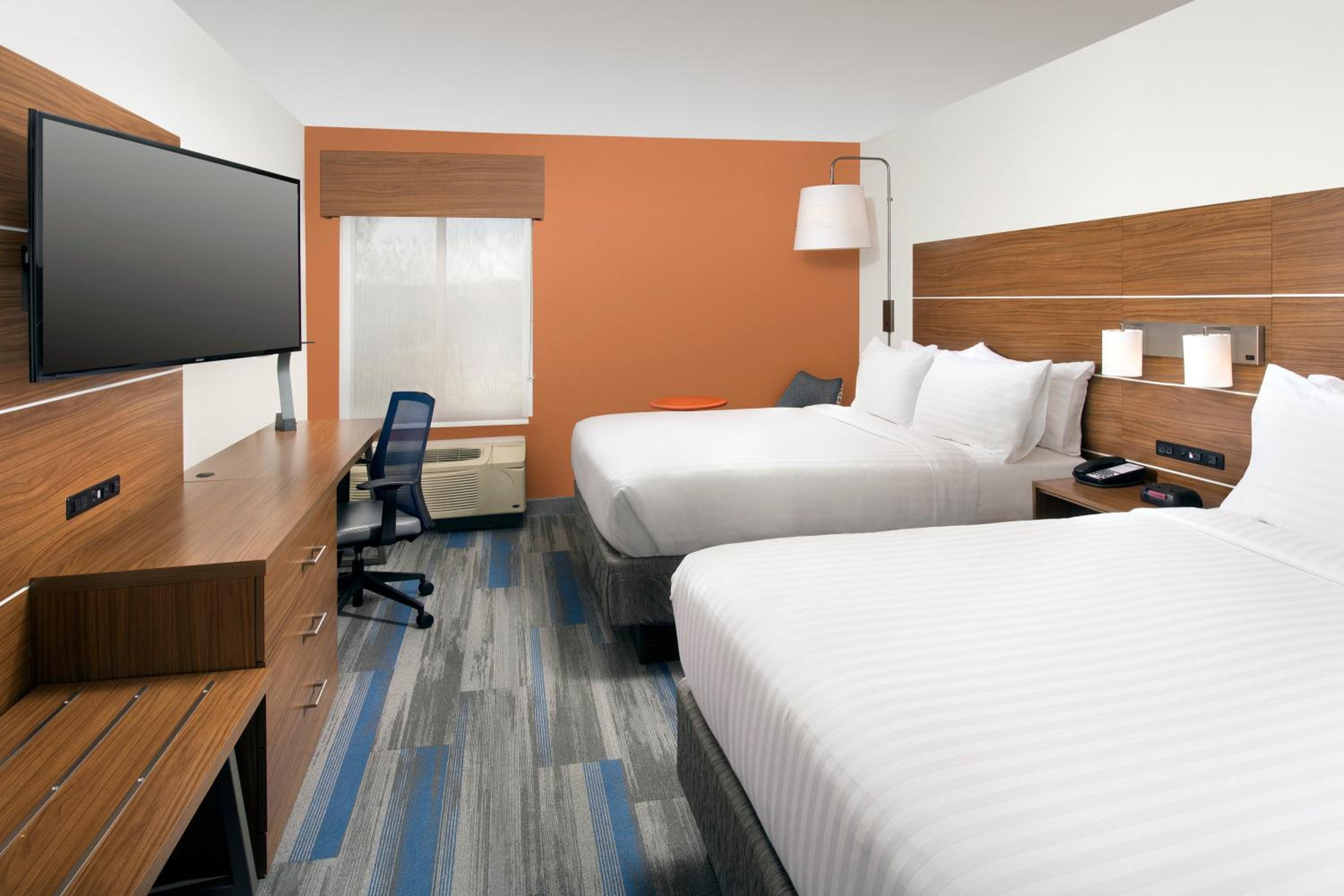 Standard Room with Two Queen Beds - Photo 1
