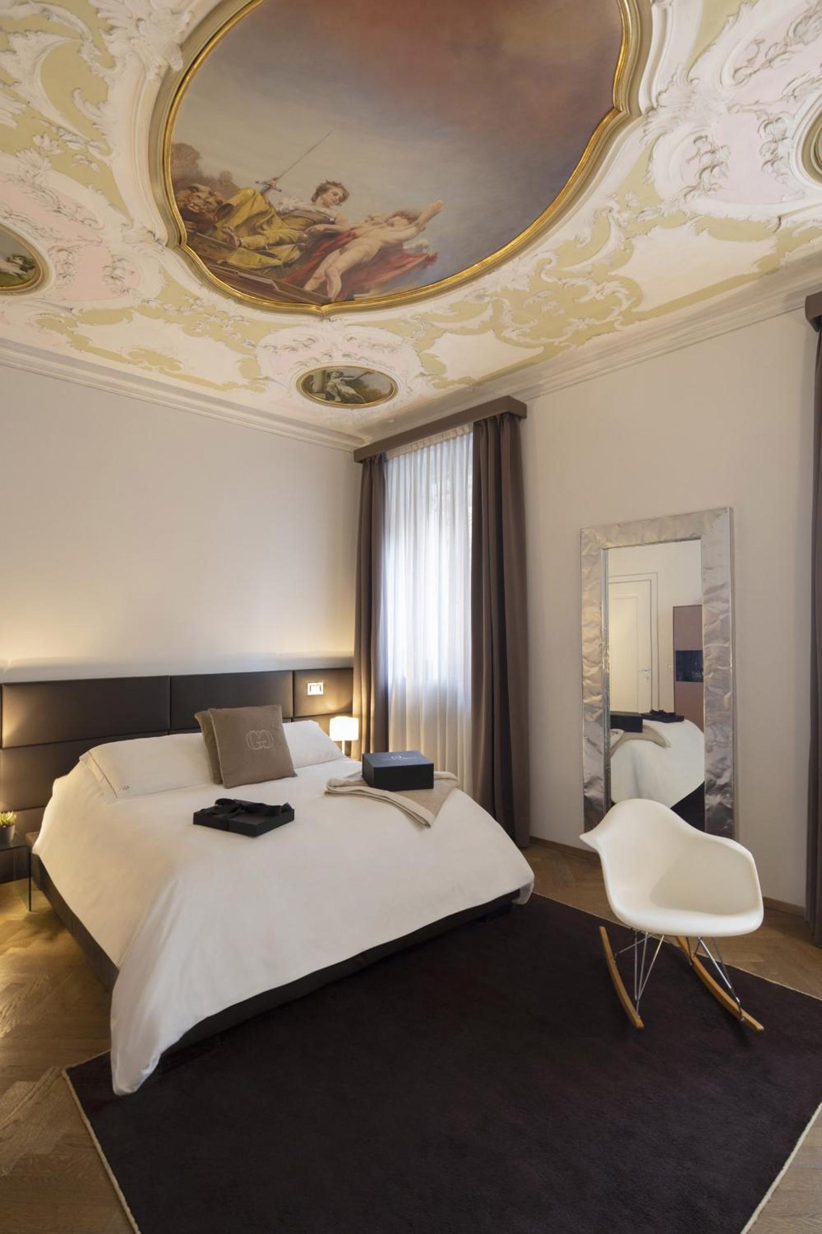Luxury Double Room with Canal View thumbnail 5