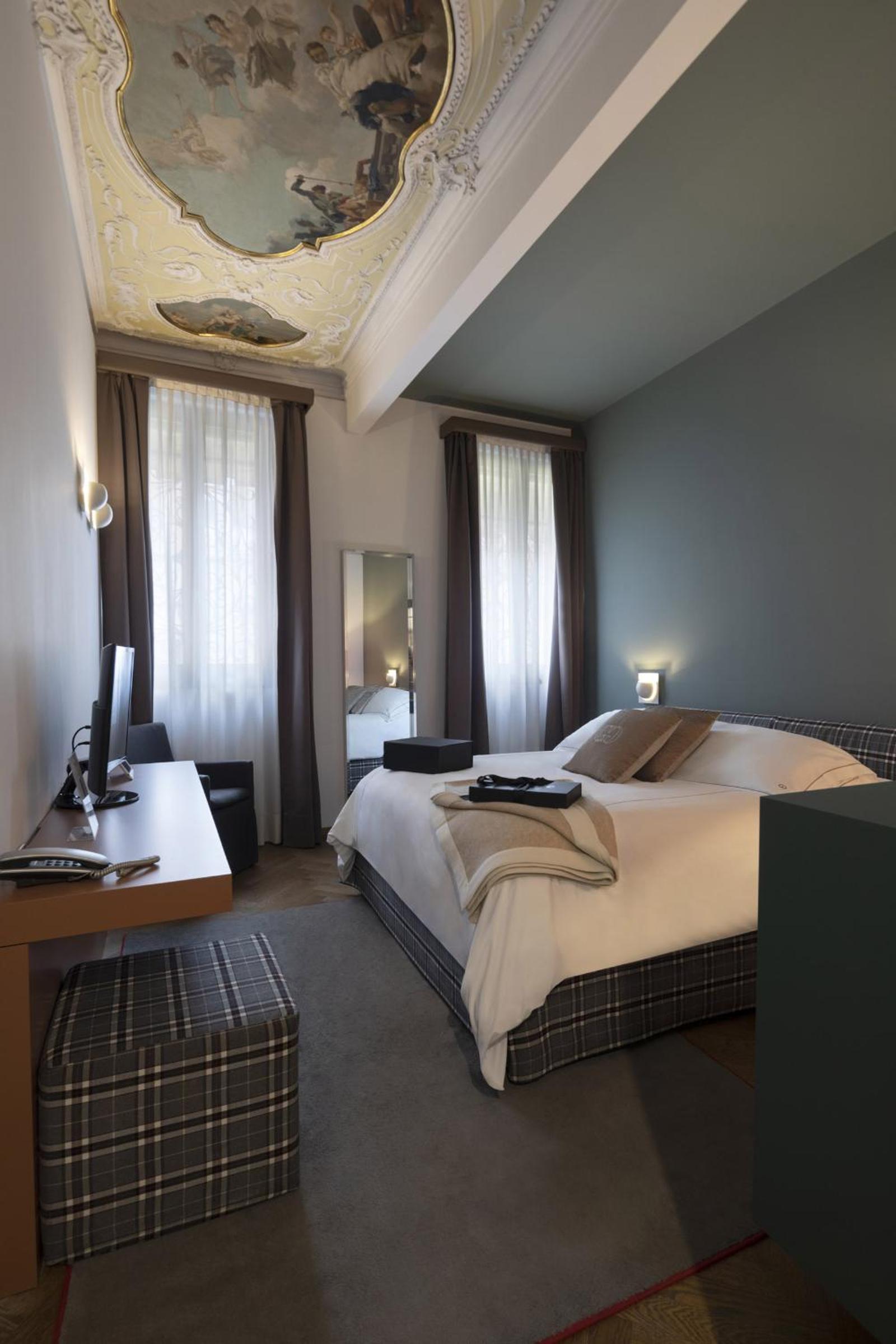 Available room thumbnail 6