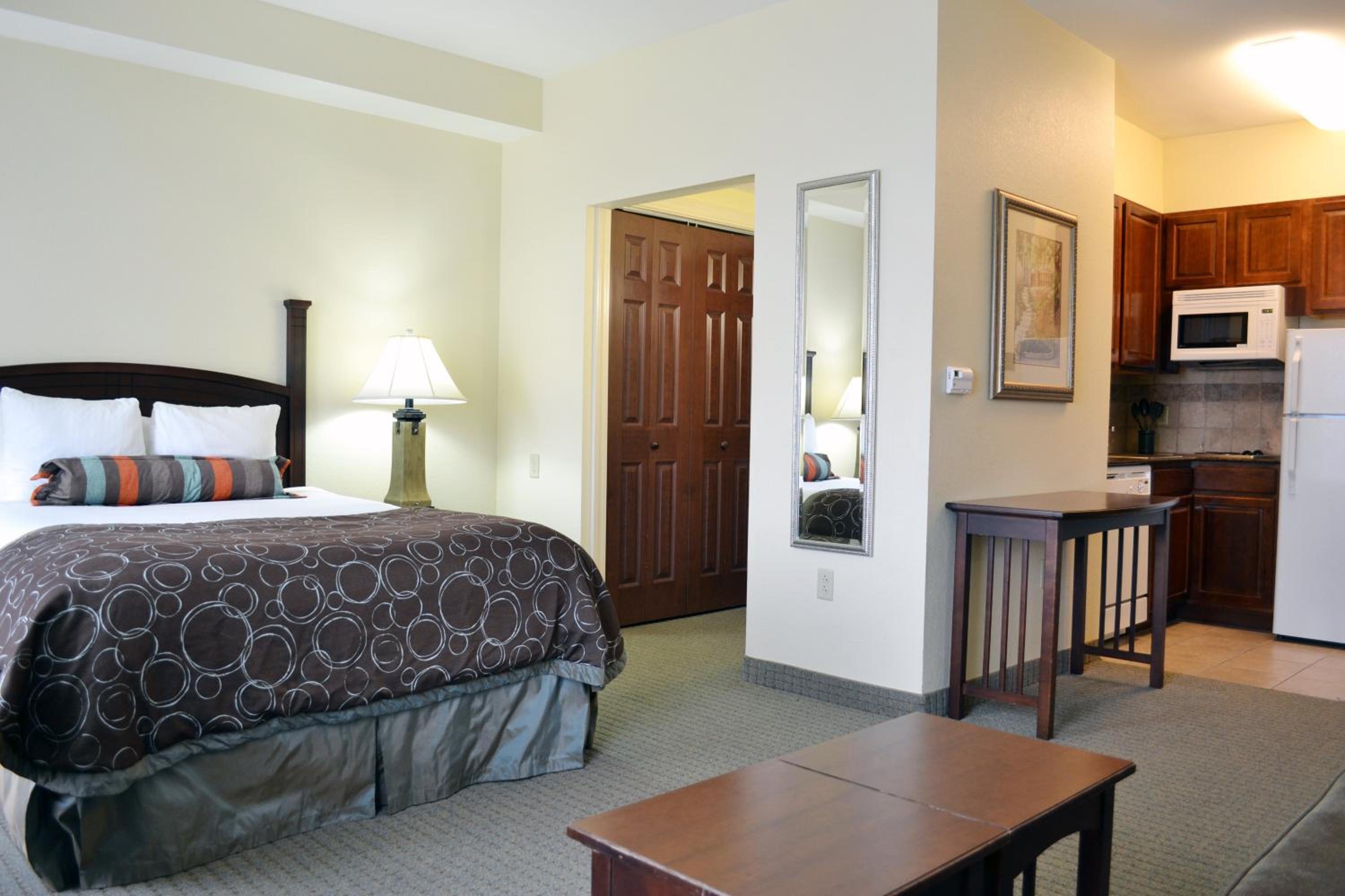 Queen Studio Suite photo 1