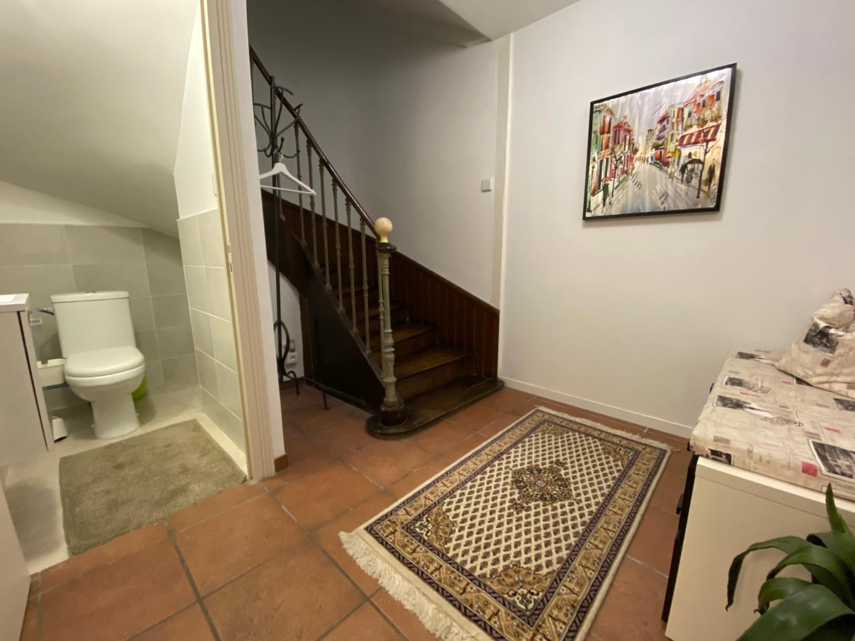 Five-Bedroom House - Photo 25