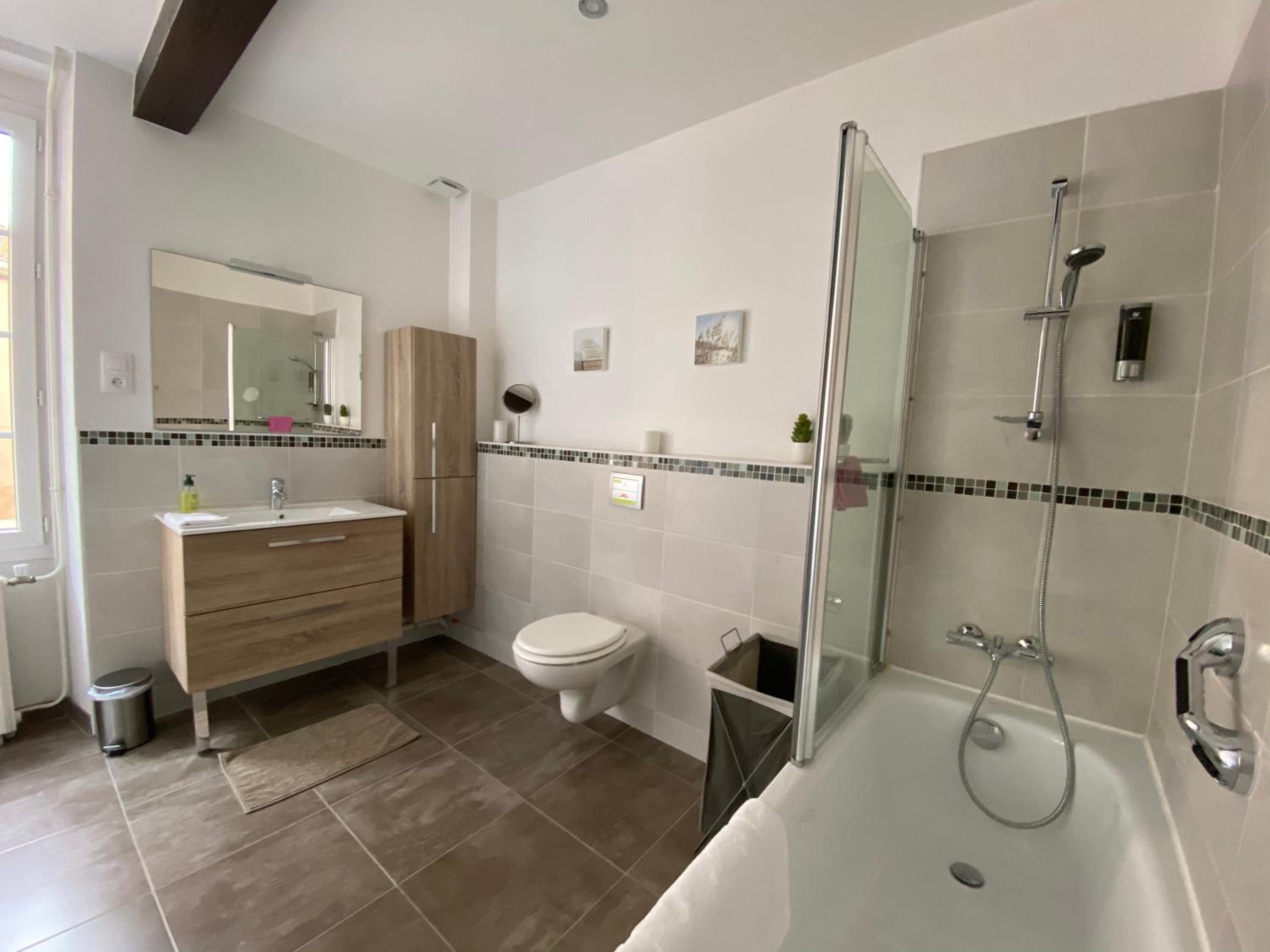 Five-Bedroom House - Photo 28