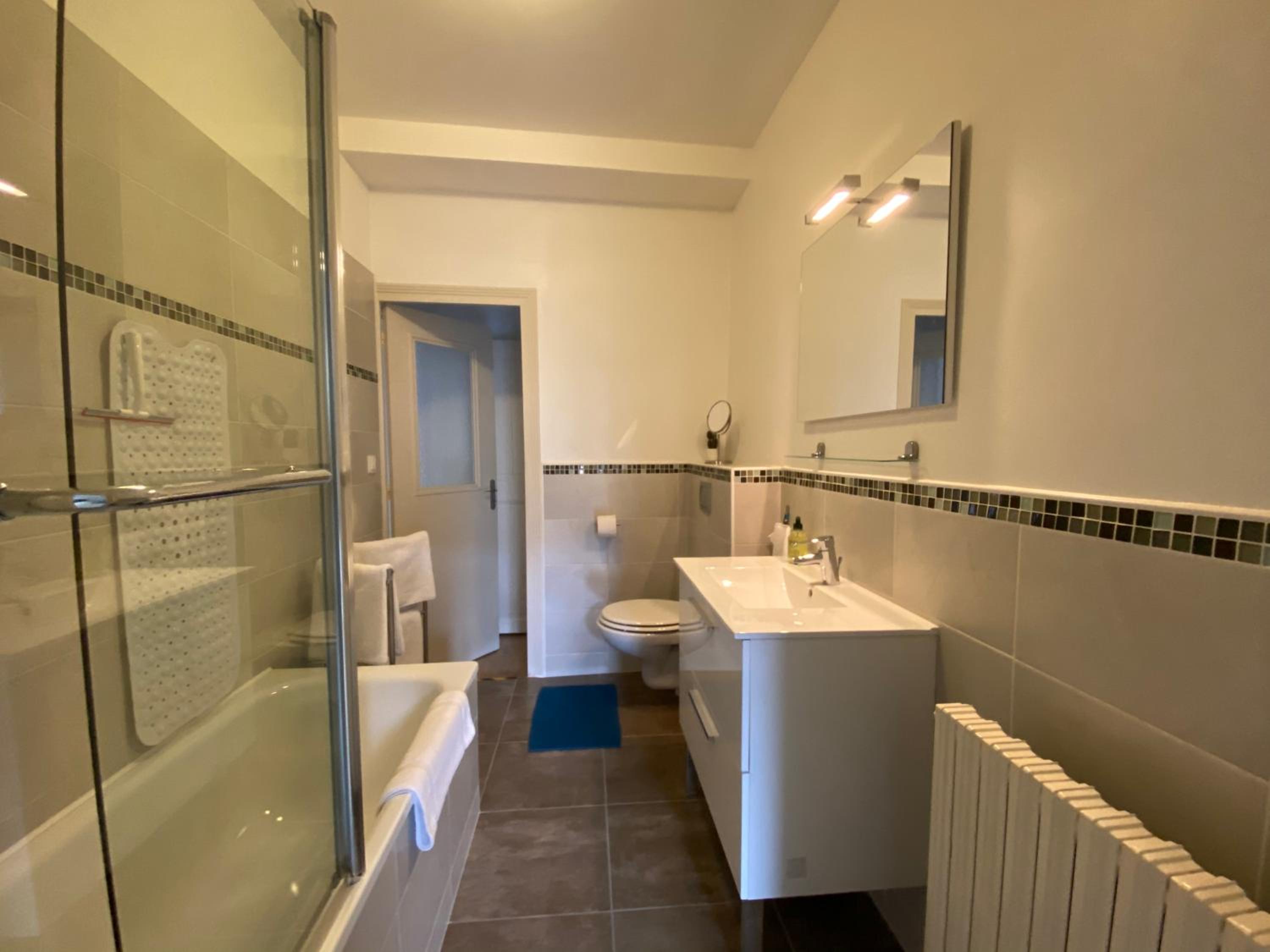 Five-Bedroom House - Photo 11
