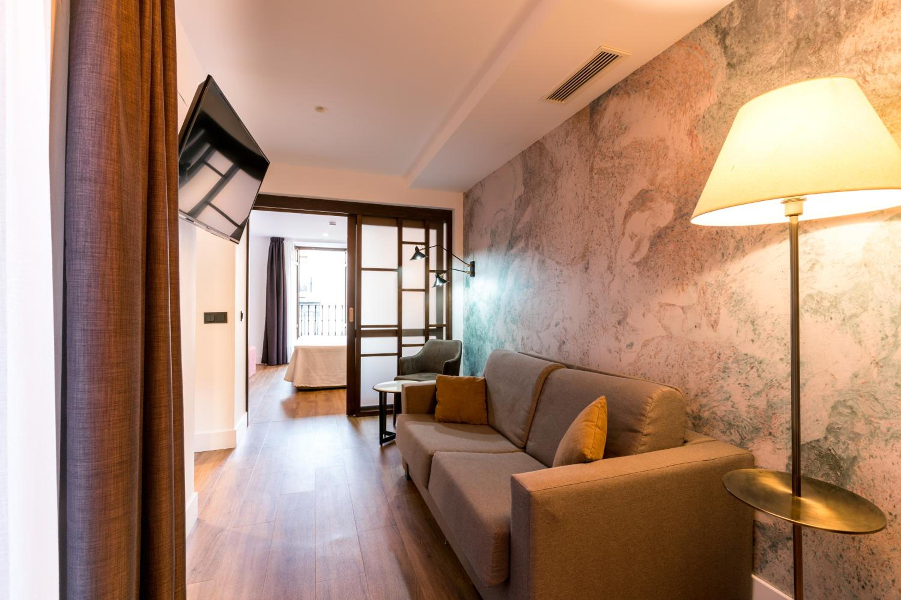 Suite with Balcony - Photo 4