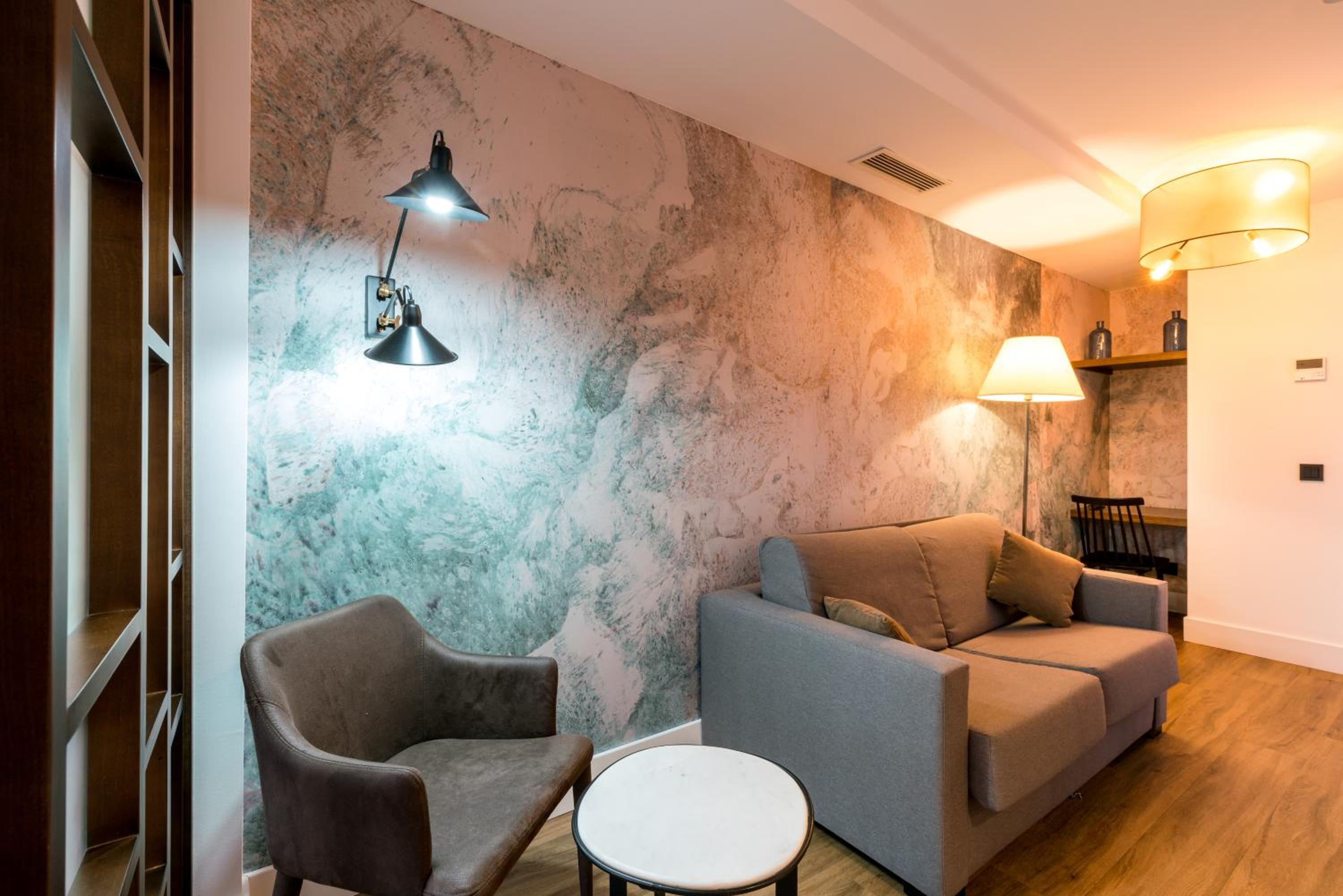 Suite with Balcony - Photo 3