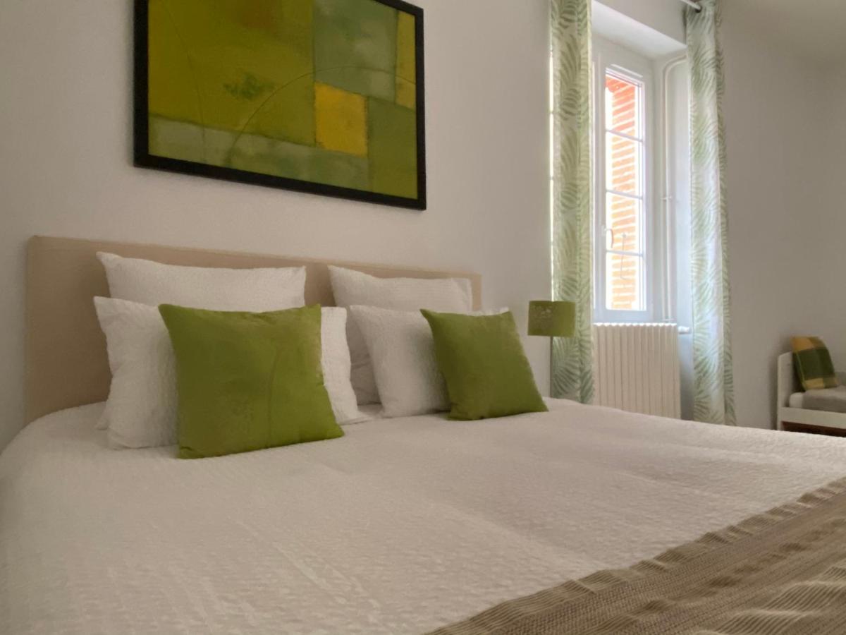 Five-Bedroom House - Photo 30