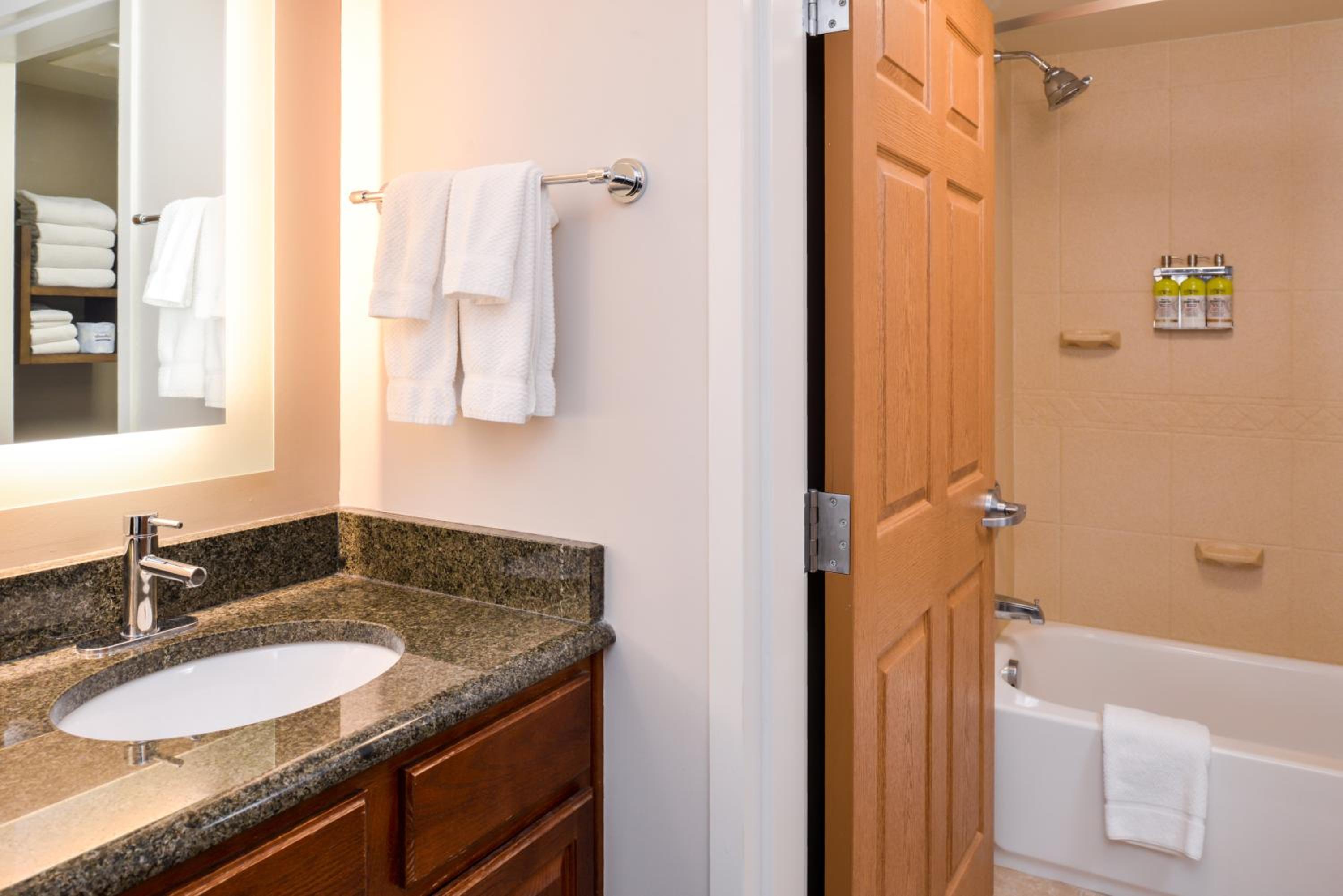 One-Bedroom Suite with Two Double Beds - Photo 6