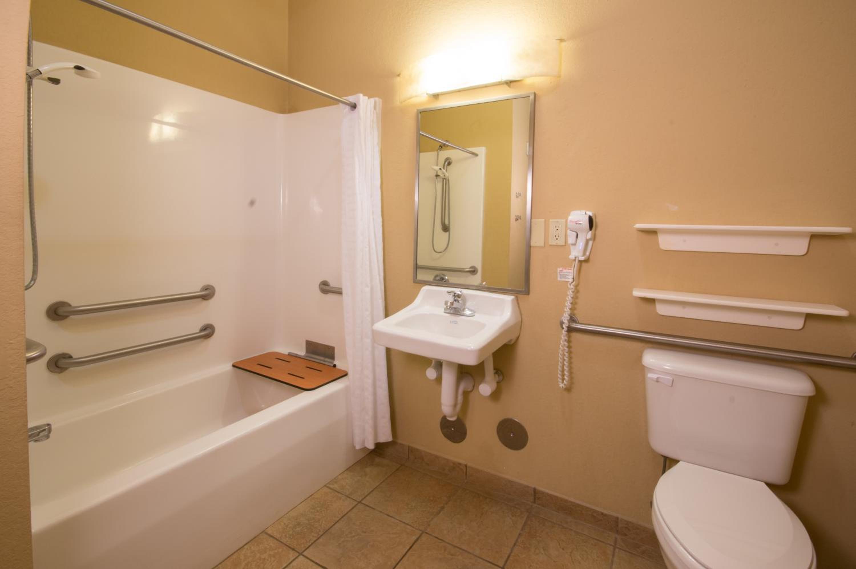 Queen Room - Mobility/Hearing Access - Non-Smoking  - Photo 7