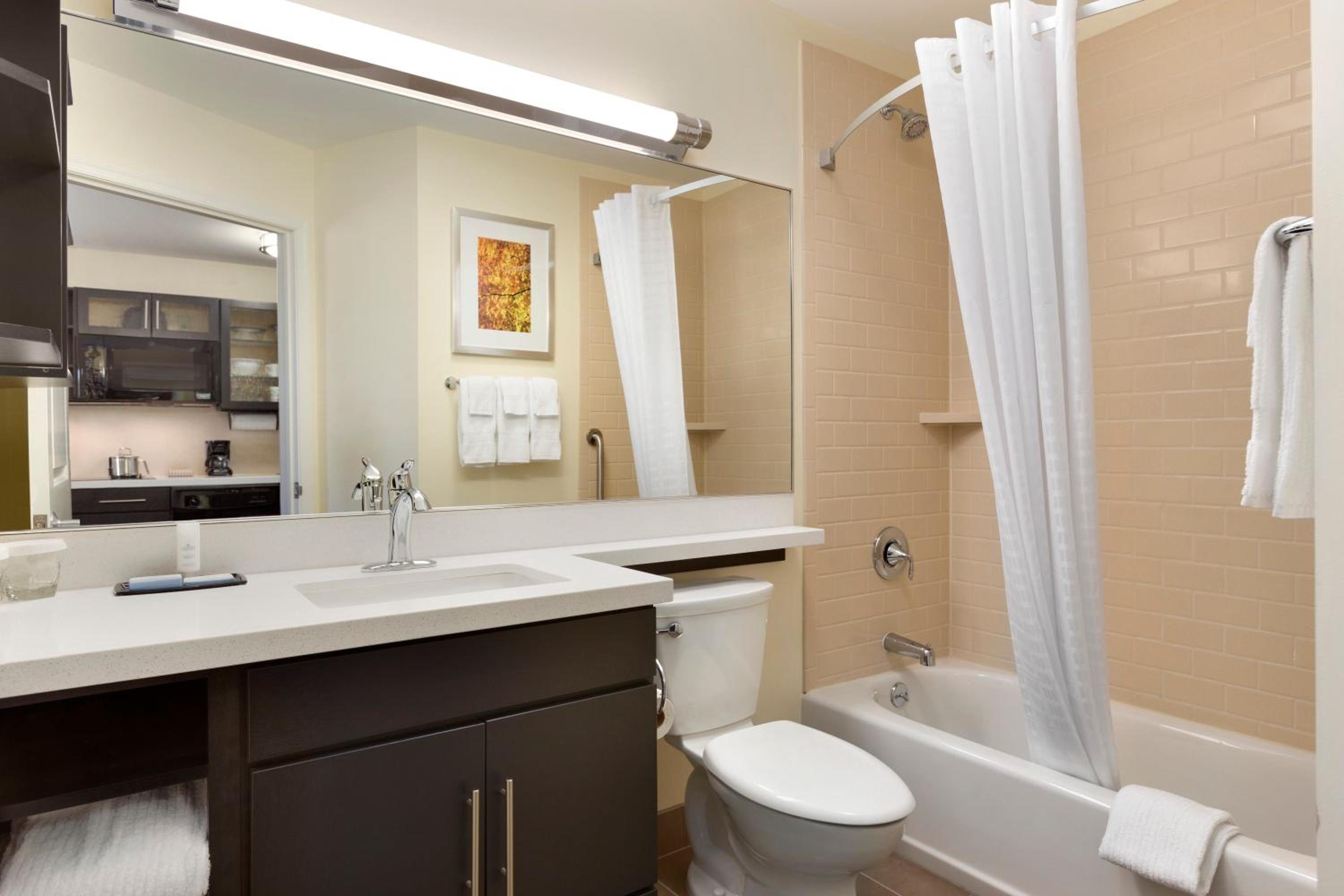 One-Bedroom Queen Suite photo 2