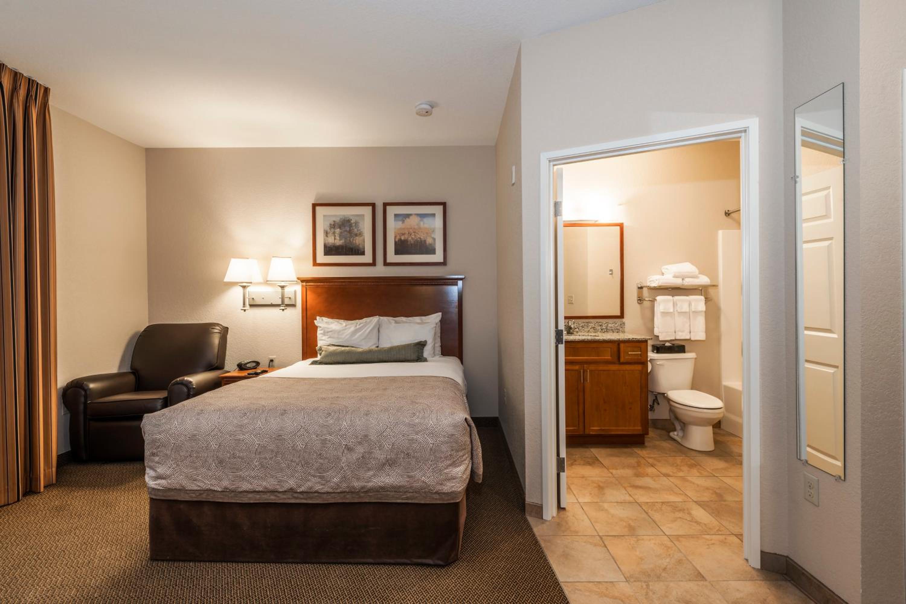 Queen Studio Suite - Photo 6