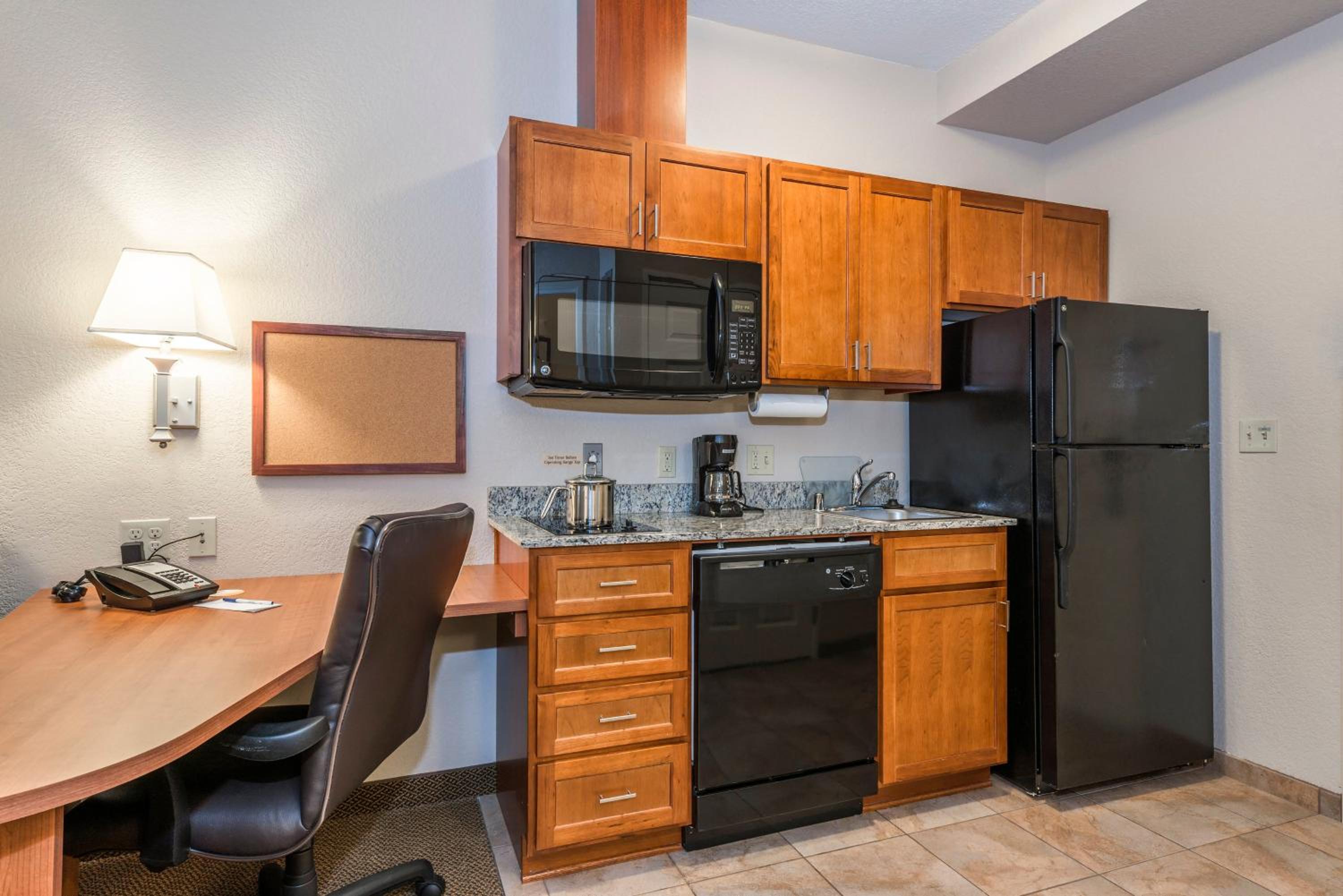 Queen Studio Suite - Photo 2