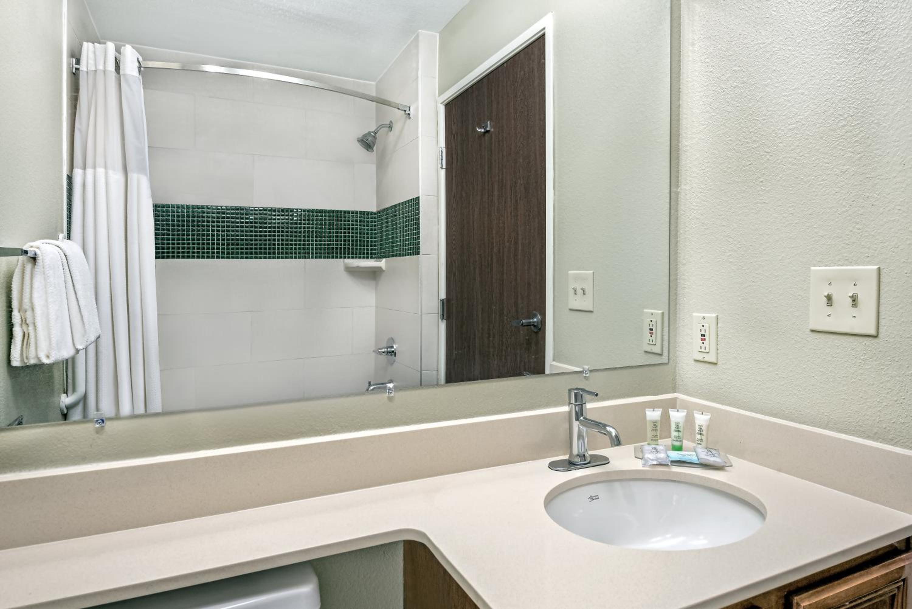 Studio Queen Suite - Photo 3