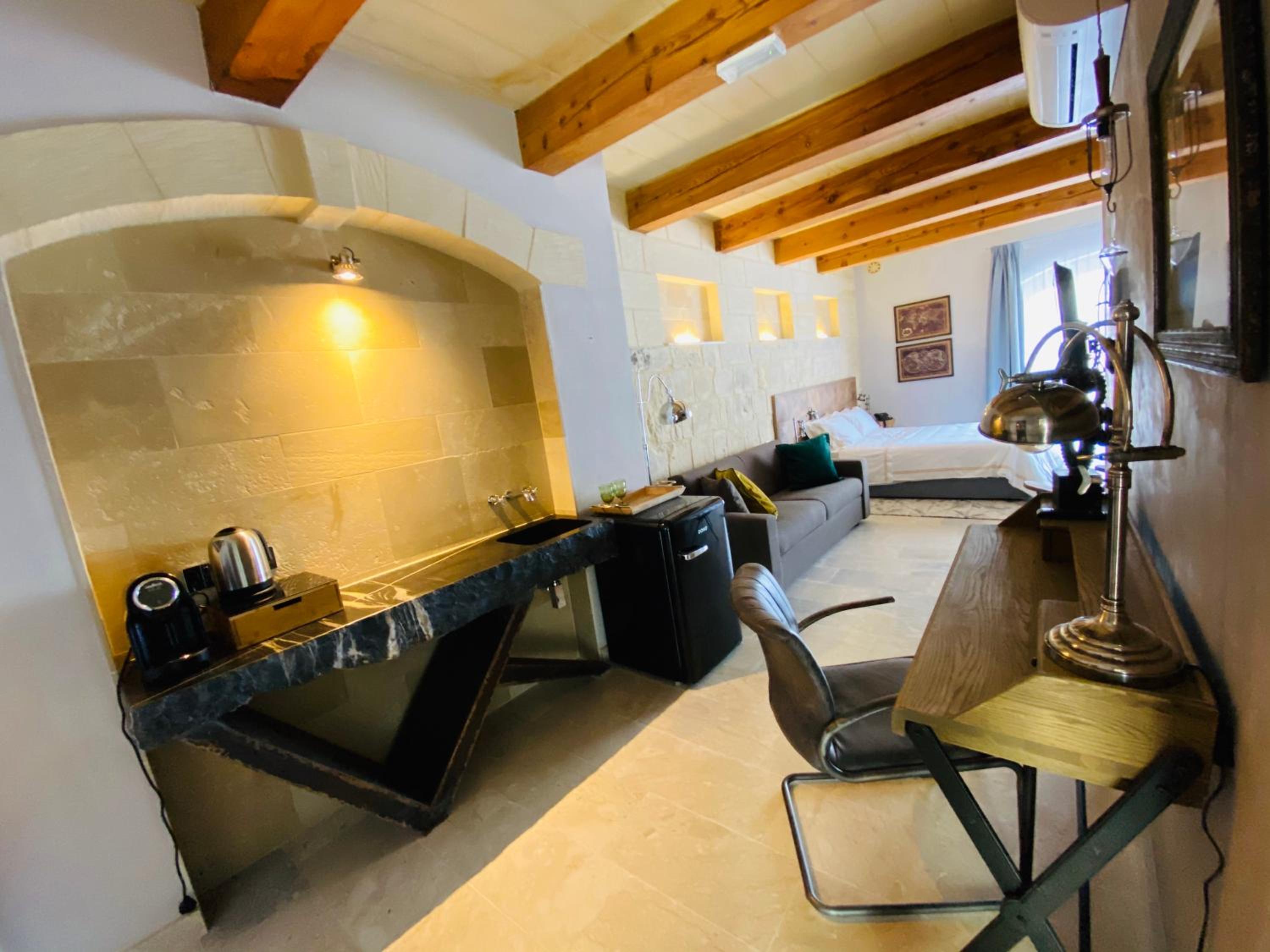 Studio with Balcony - Photo 3