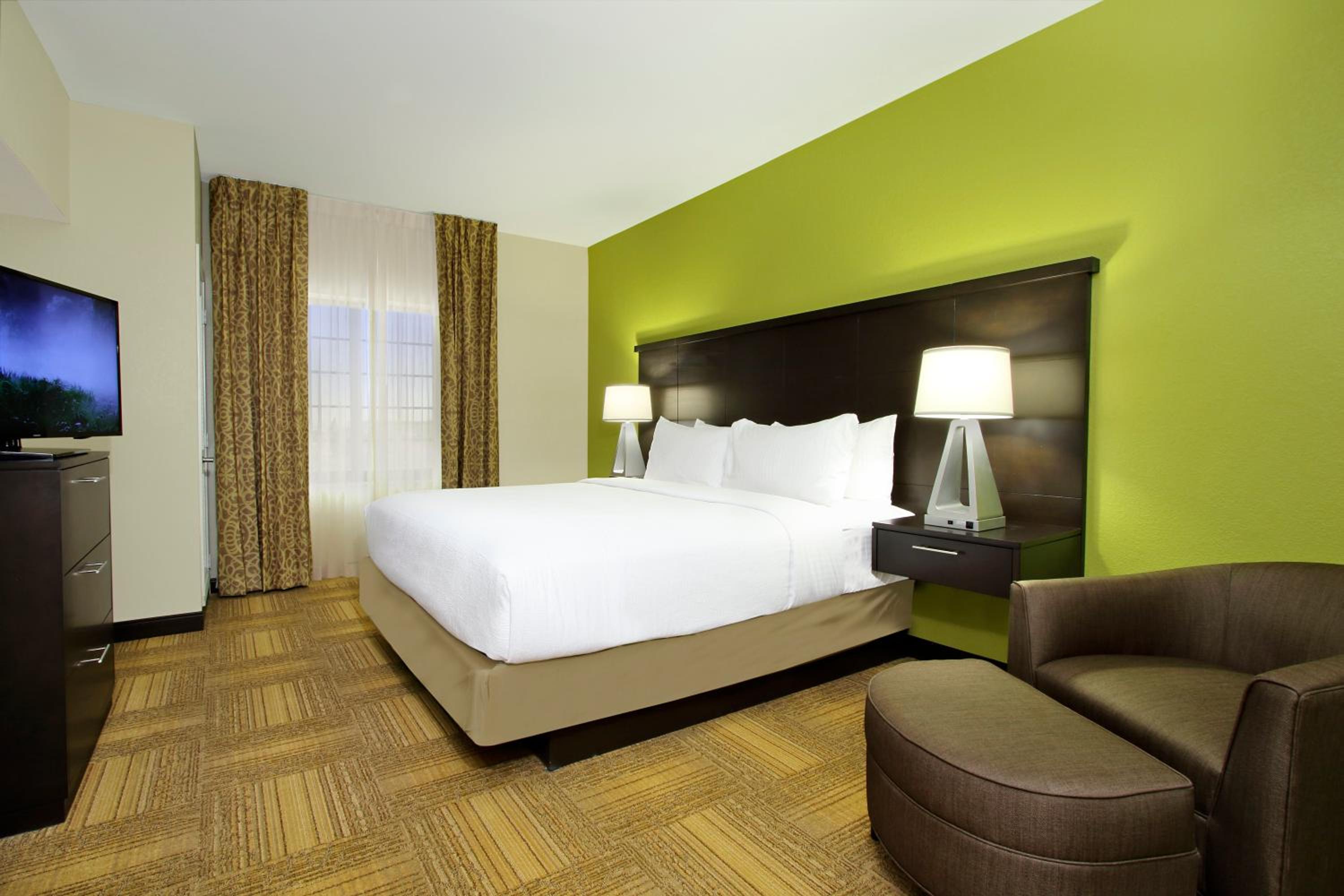 One-Bedroom Suite with King Bed Mobility Access Tub - Non-Smoking photo 2