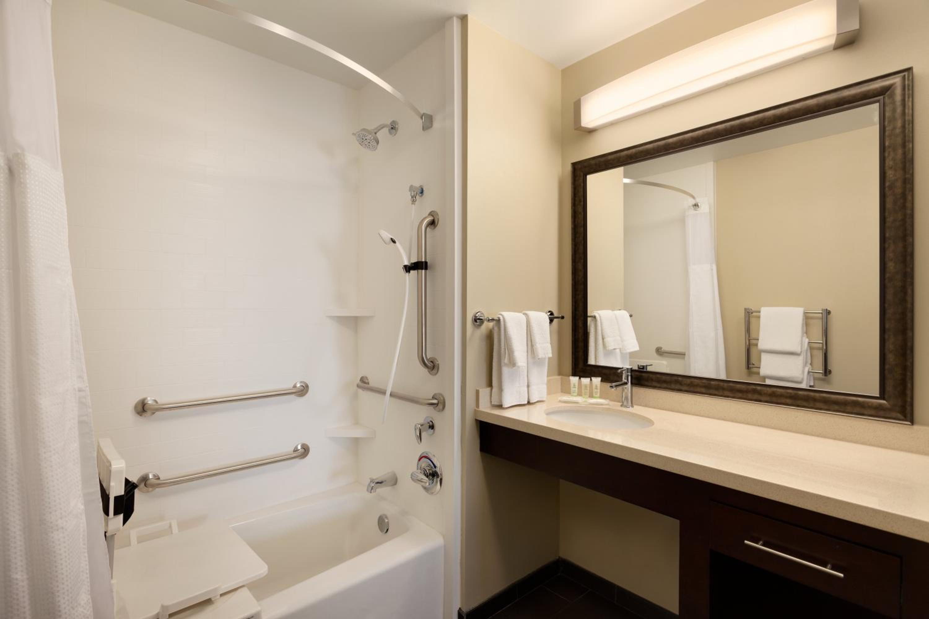 King Studio Suite - Disability Access Tub/Non-Smoking photo 2