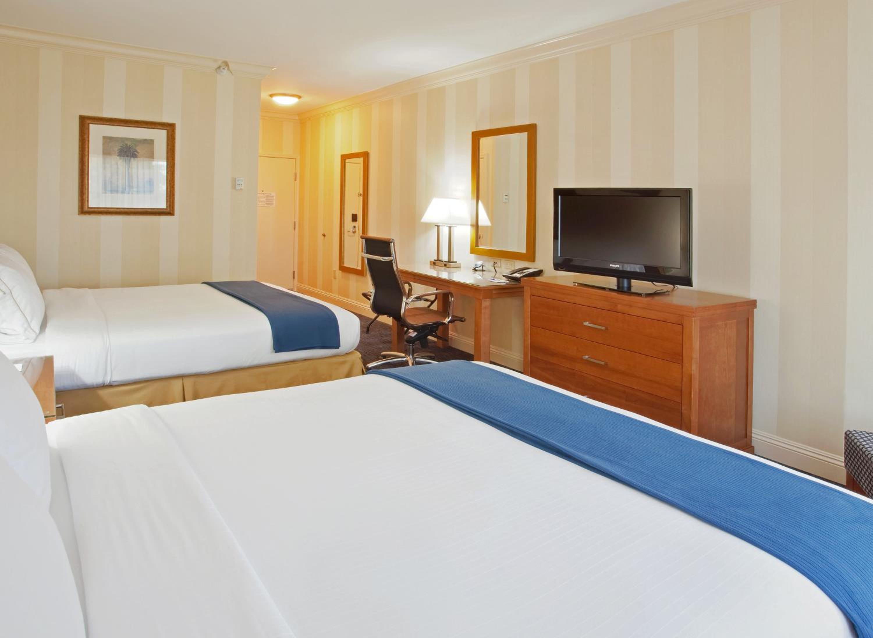 Standard Room with Two Queen Beds - Photo 2
