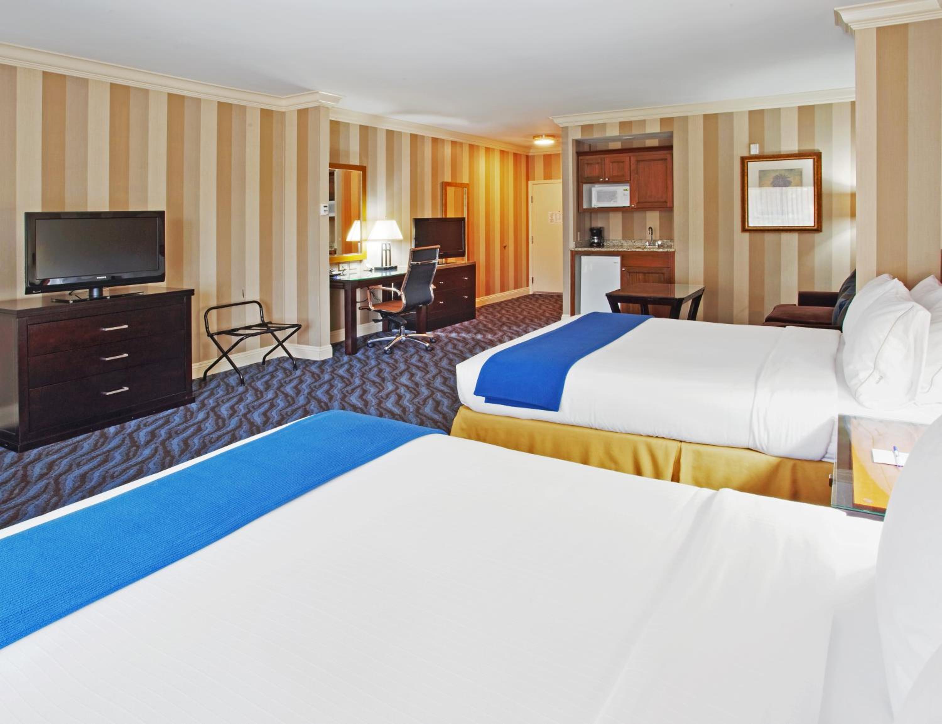Suite with Two King Beds - Photo 2