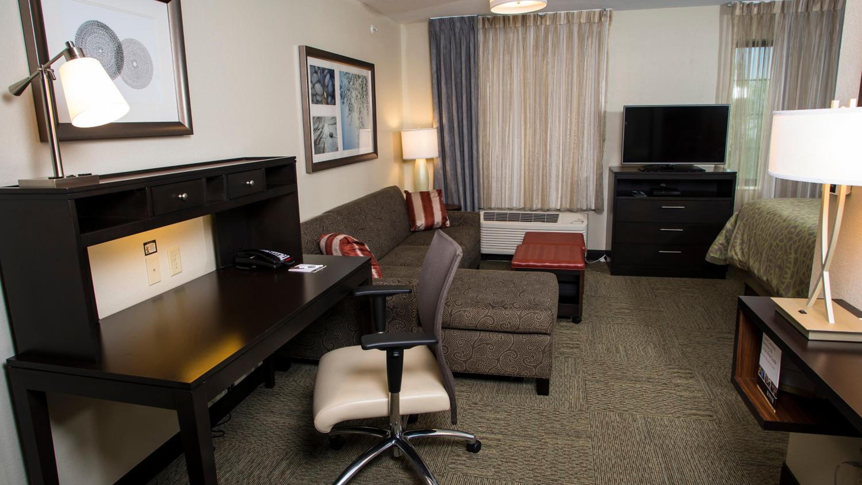 Queen Studio Suite with Bath Tub - Mobility Accessible - Non-Smoking photo 2
