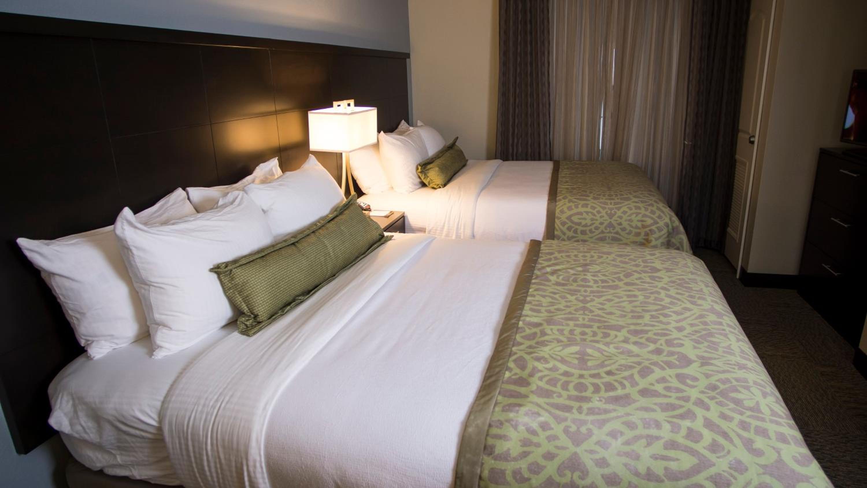 One-Bedroom Suite with Two Queen Beds photo 3