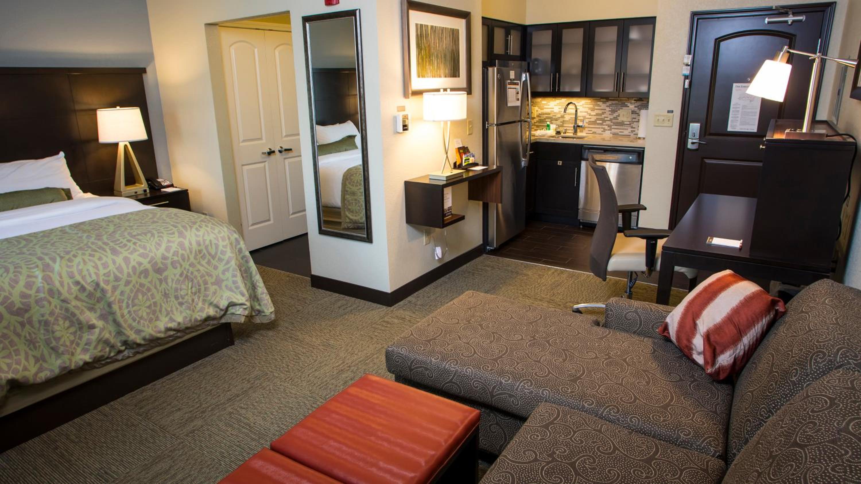 Queen Studio Suite - Hearing Accessible/ Non-Smoking photo 3