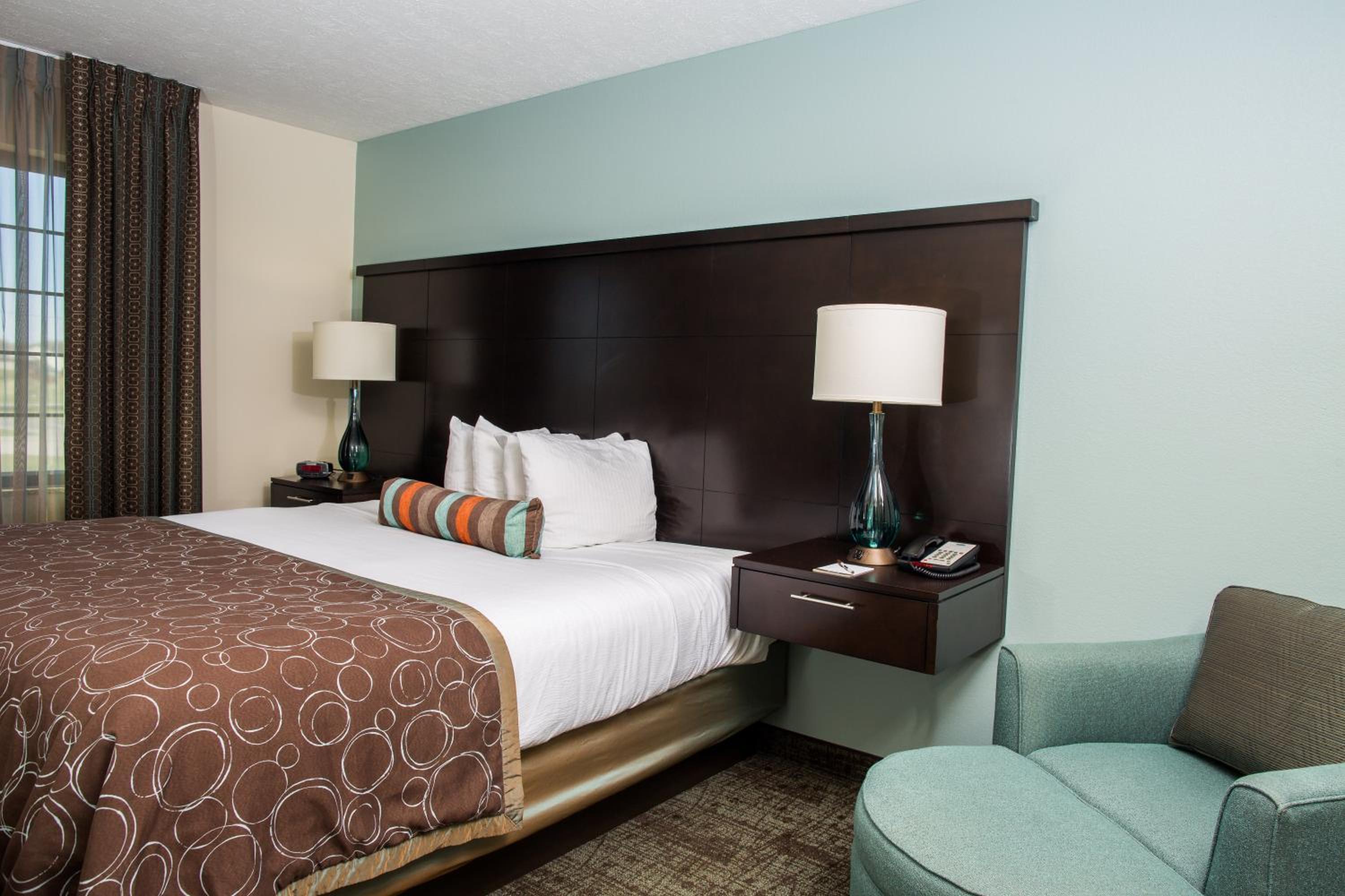 One-Bedroom King Suite with Sofa Bed - Photo 2