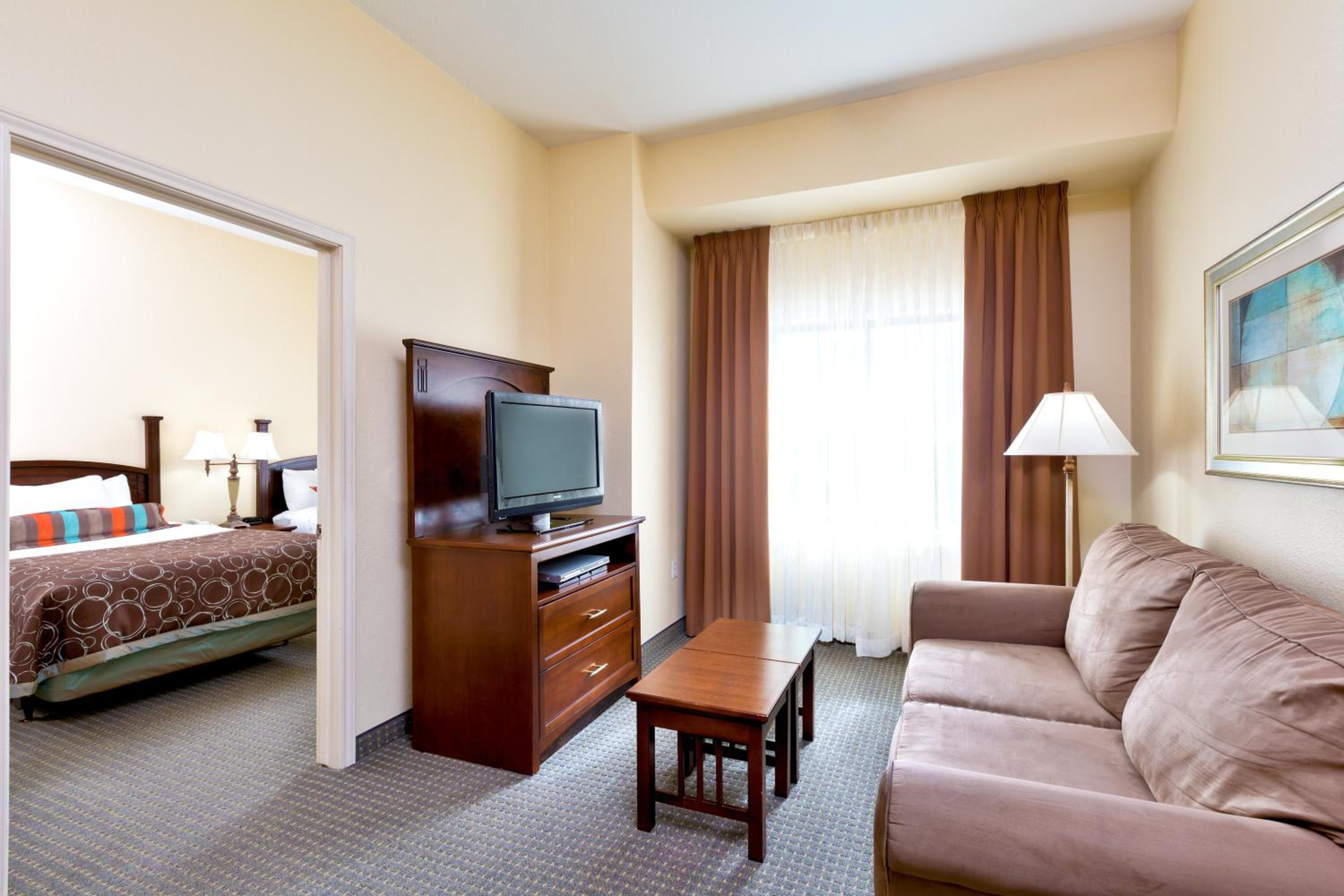 Two-Bedrooms Suite Two Double and One Queen Bed- Non-Smoking - Photo 1