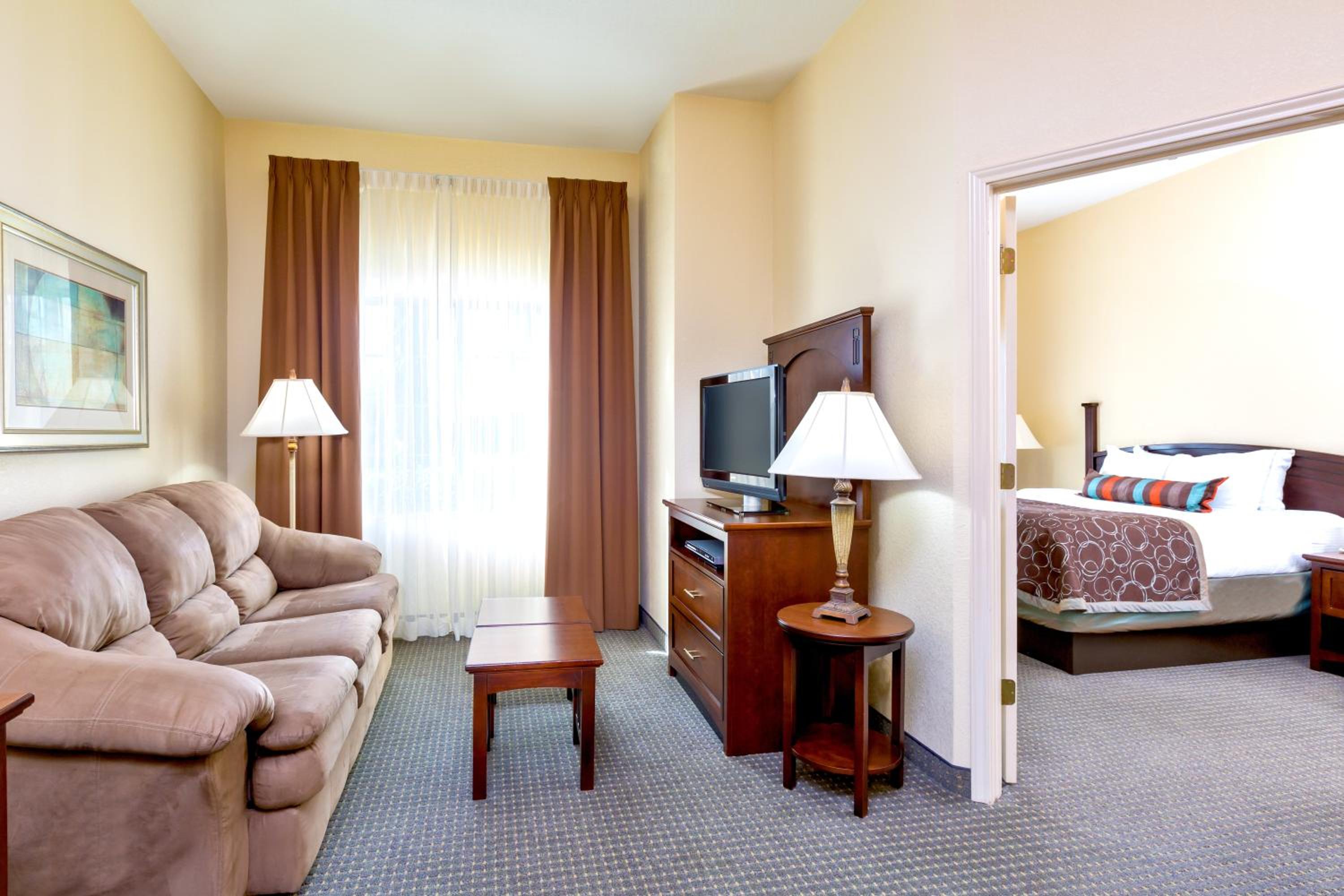 Two-Bedrooms Suite Two Double and One Queen Bed- Non-Smoking - Photo 2