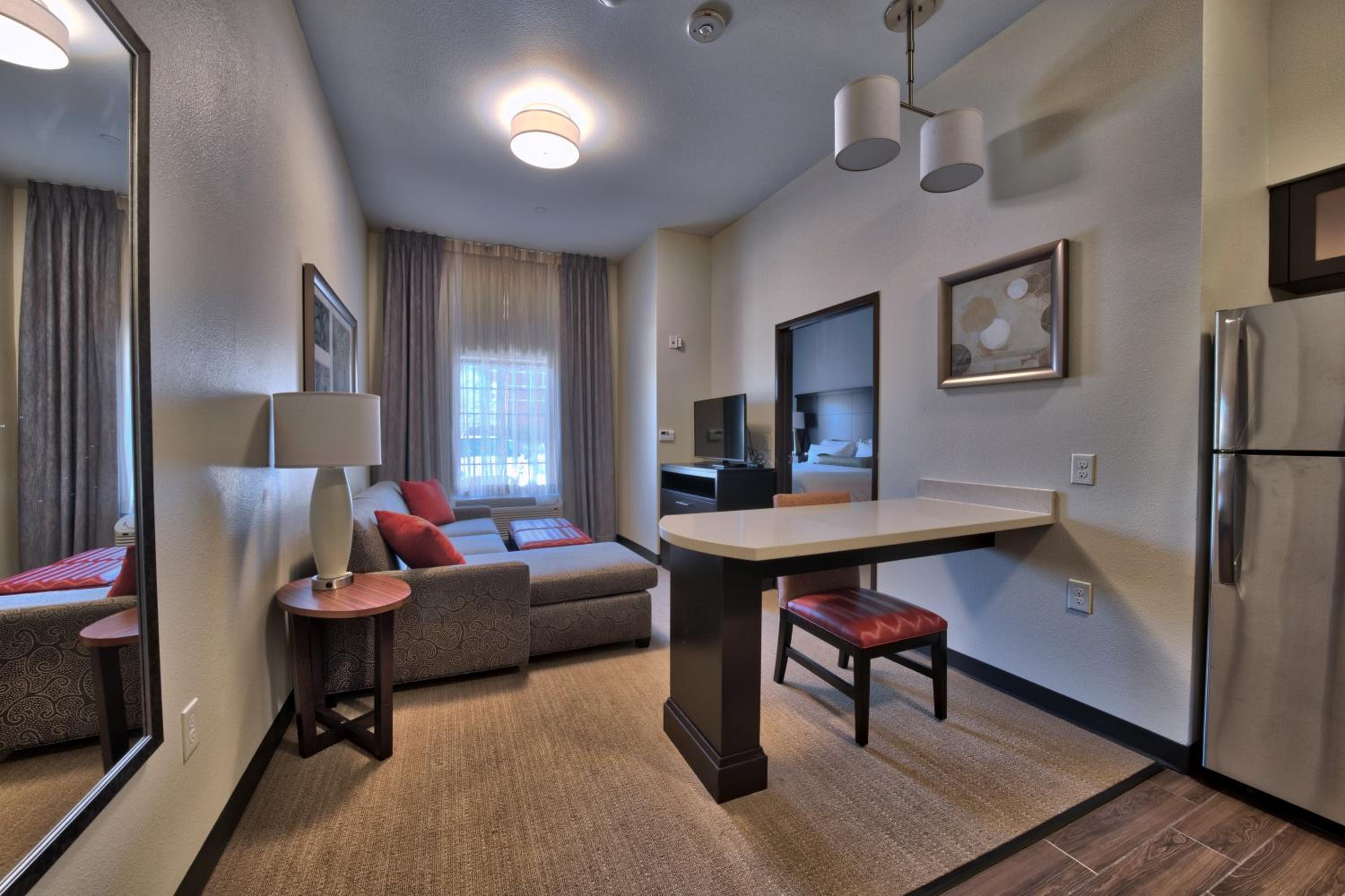 One-Bedroom Queen Room with Two Queen Beds and Mobility Accessible Tub - Non-Smoking photo 2