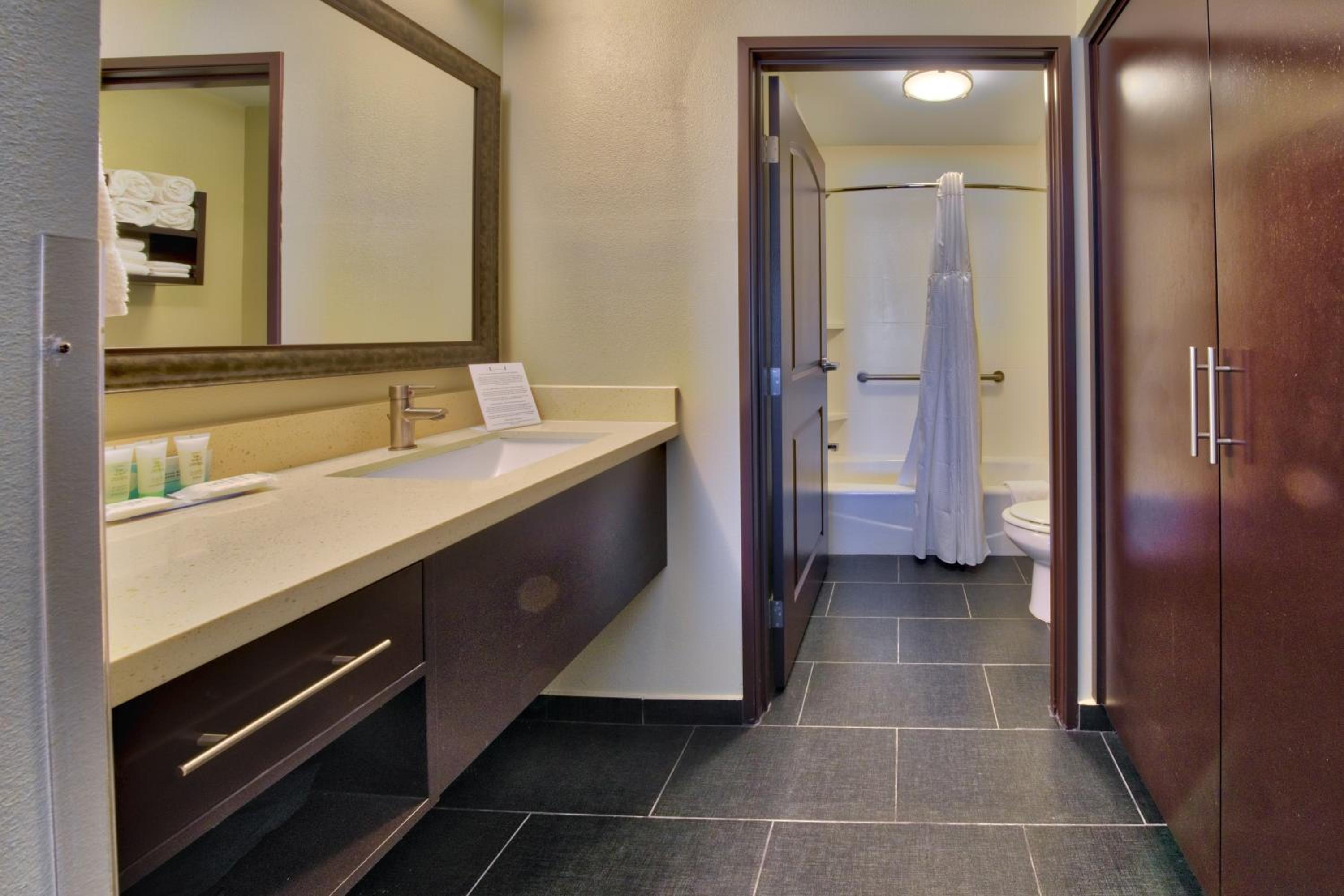 One Bedroom King Room with Hearing Accessibility - Non-Smoking photo 3