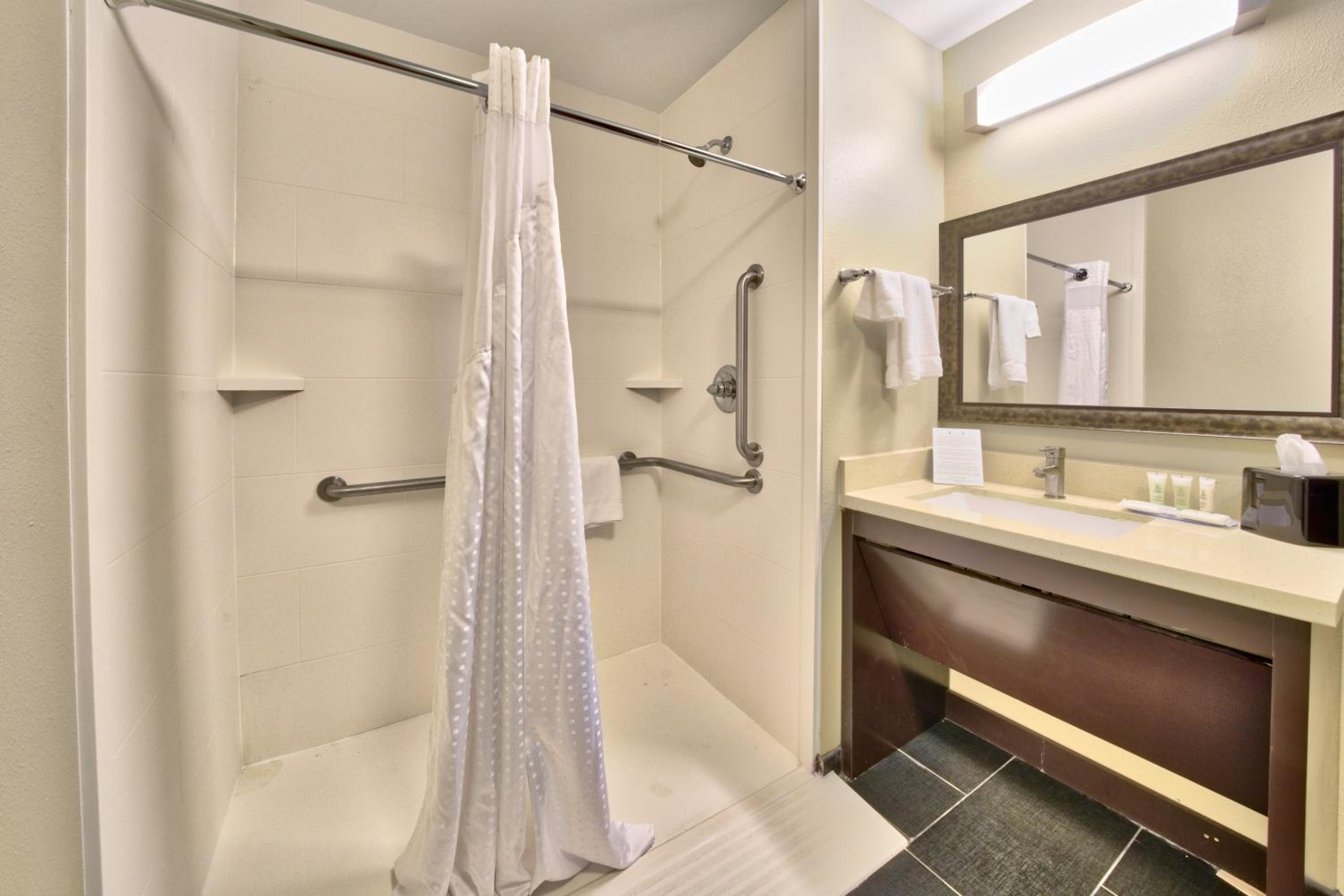 Two-Bedroom Suite with One King, Two Queen and Sofa Bed photo 3
