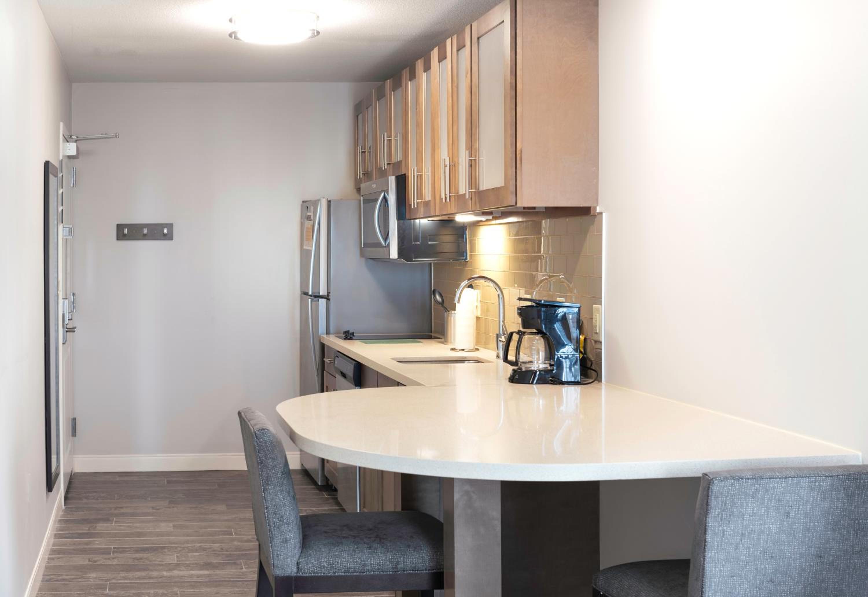 One-Bedroom Suite - Photo 3