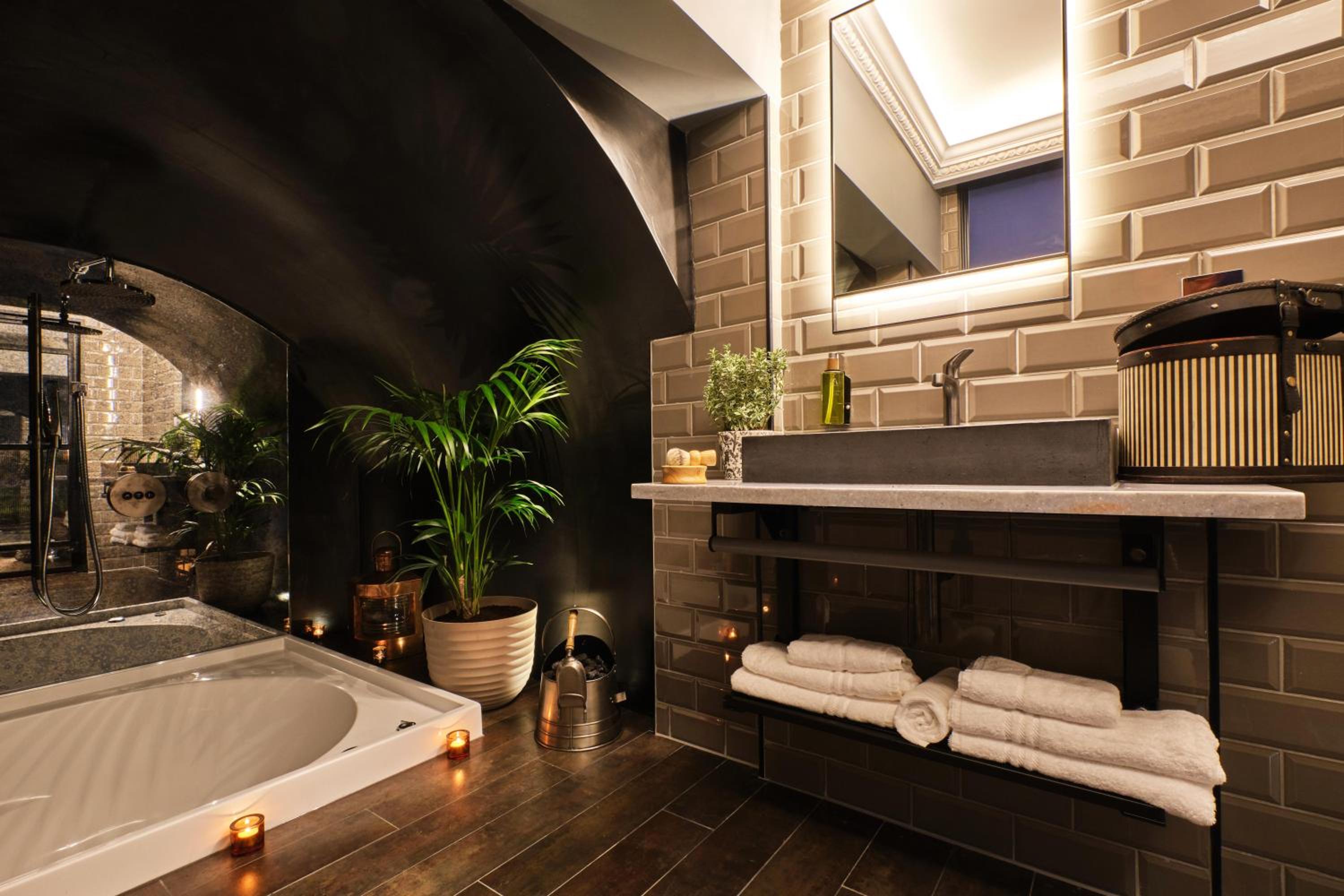 Feature King with Vaulted Bathroom photo 2