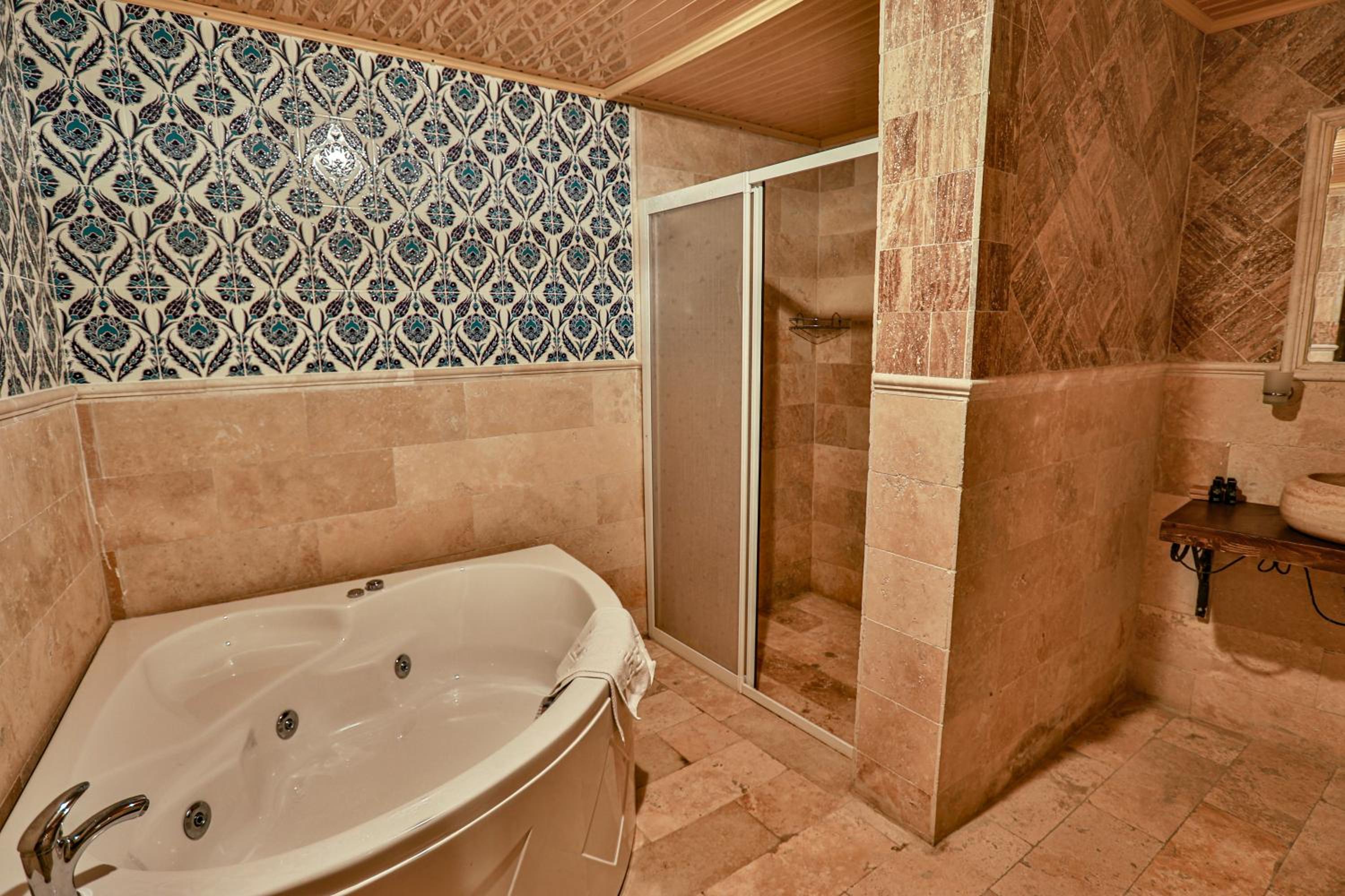 King Room with Spa Bath - Photo 13