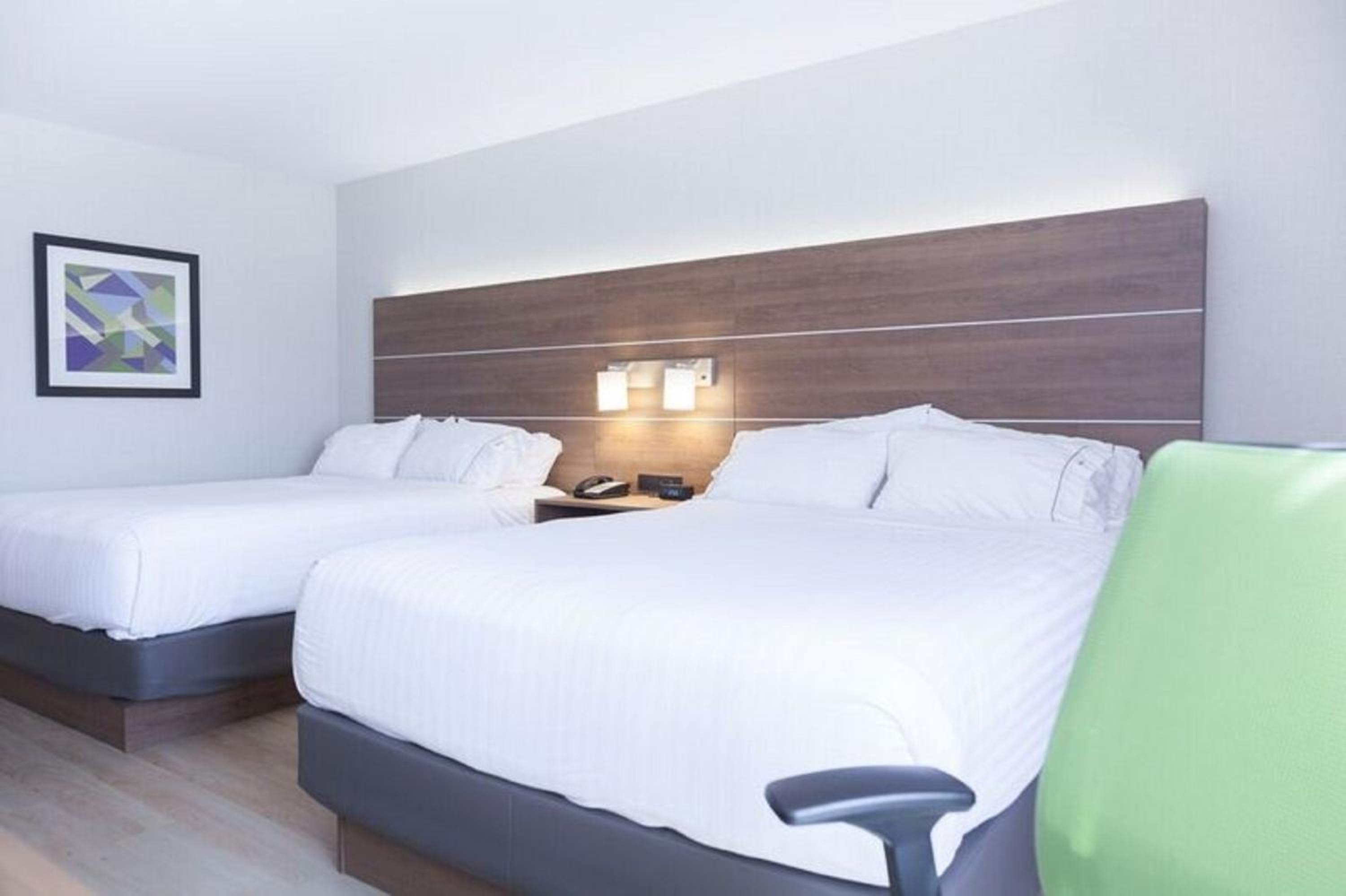 Standard Queen Room with Two Queen Beds photo 1