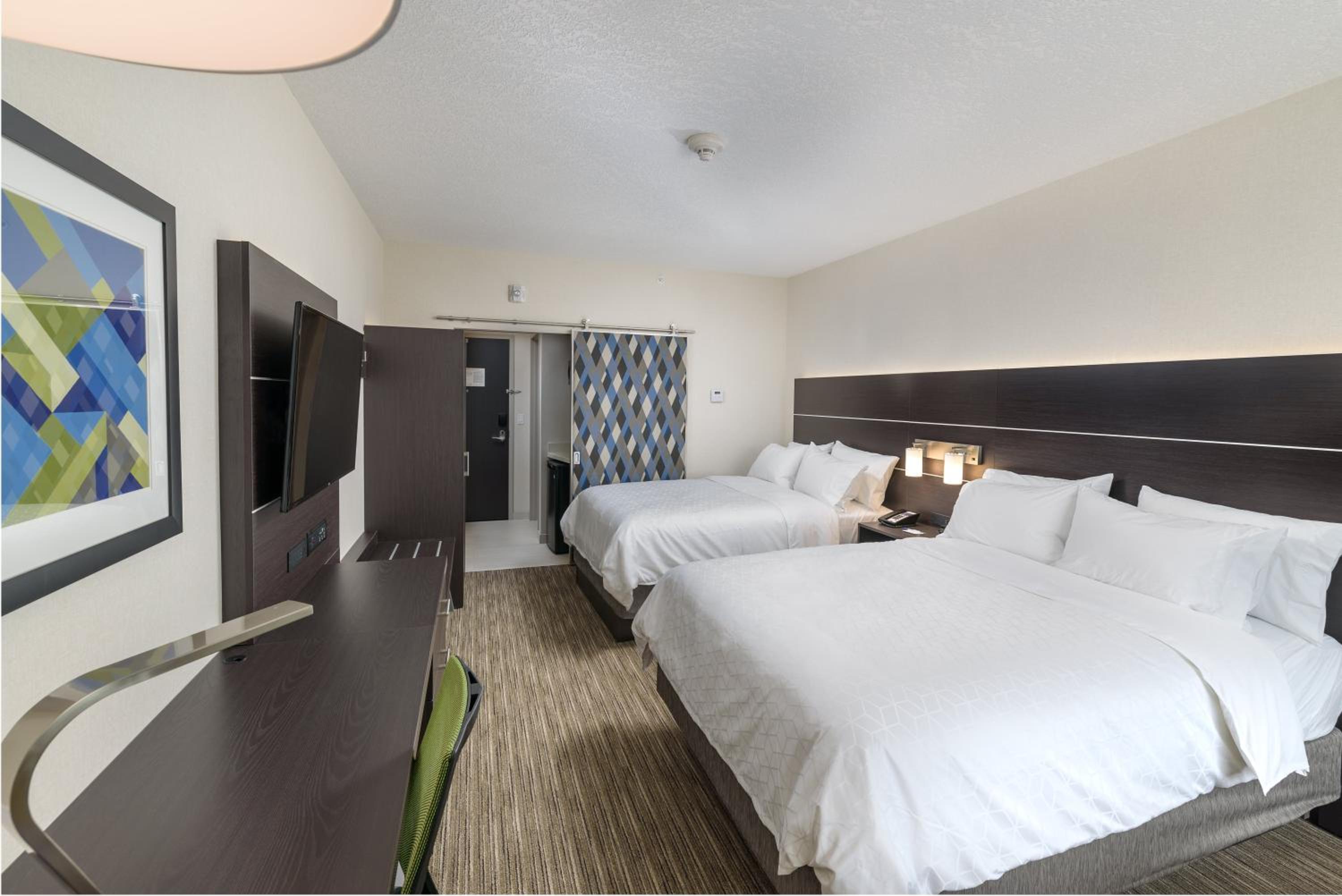 Standard Room with Two Queen Beds photo 2