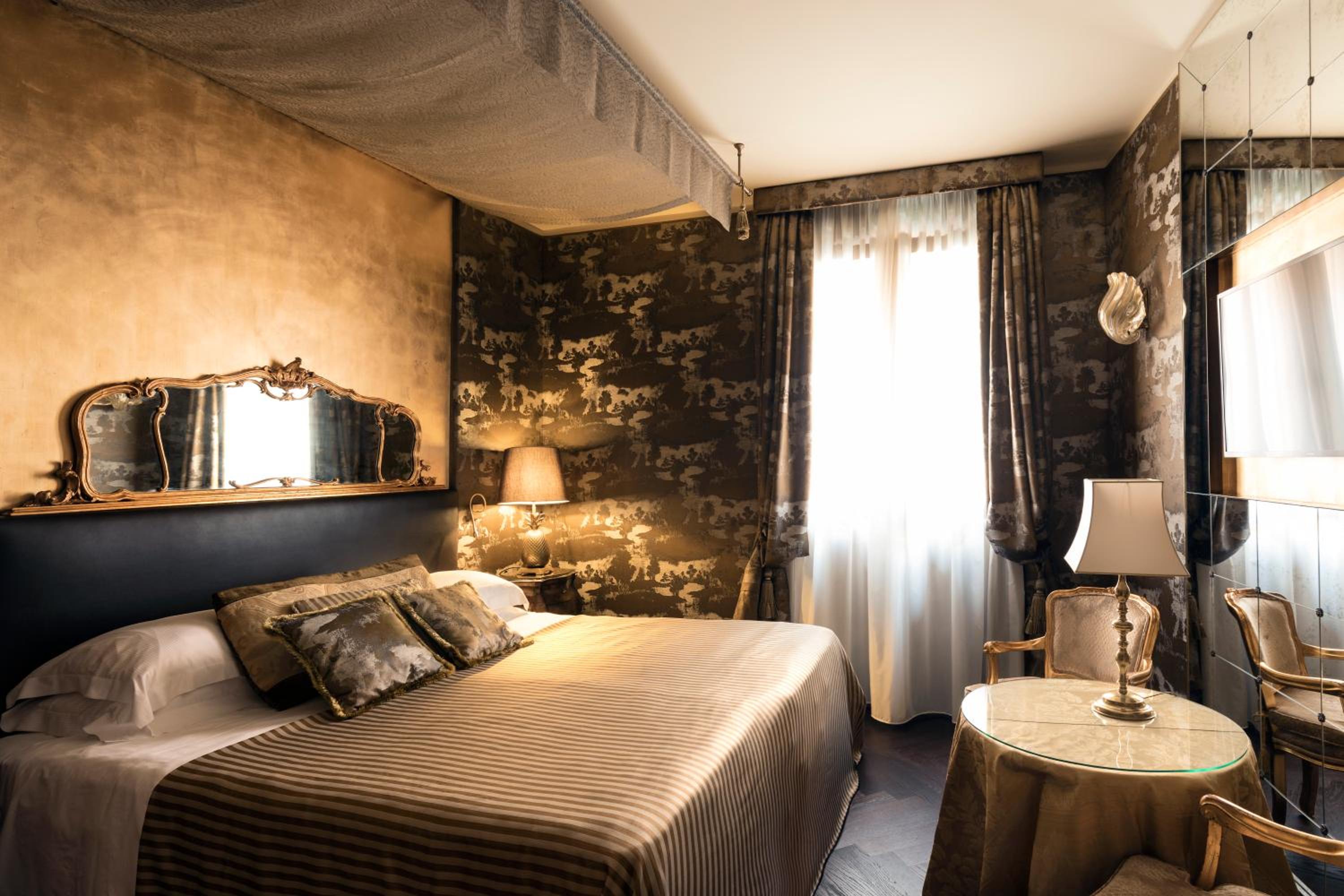 Deluxe Room thumbnail 5