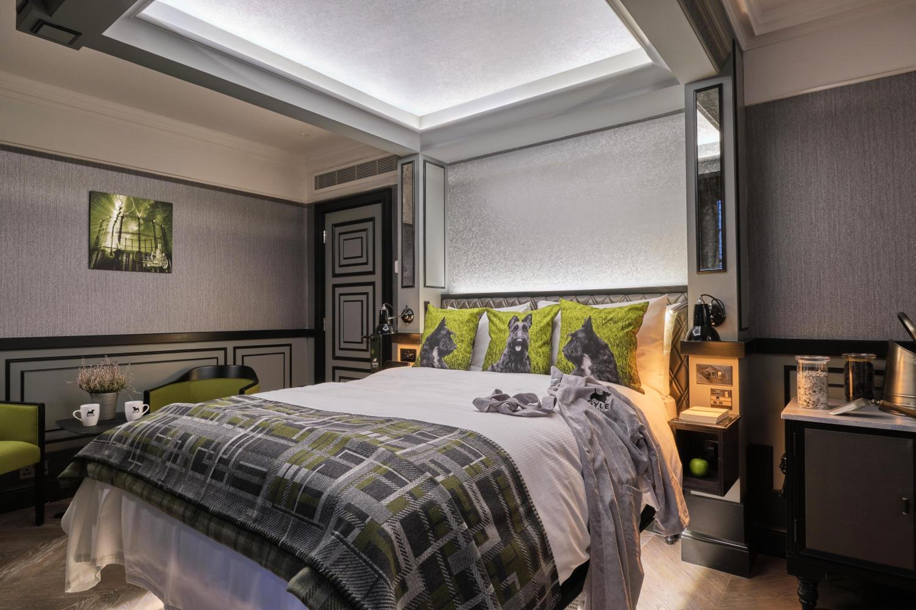 Feature King with Vaulted Bathroom photo 1